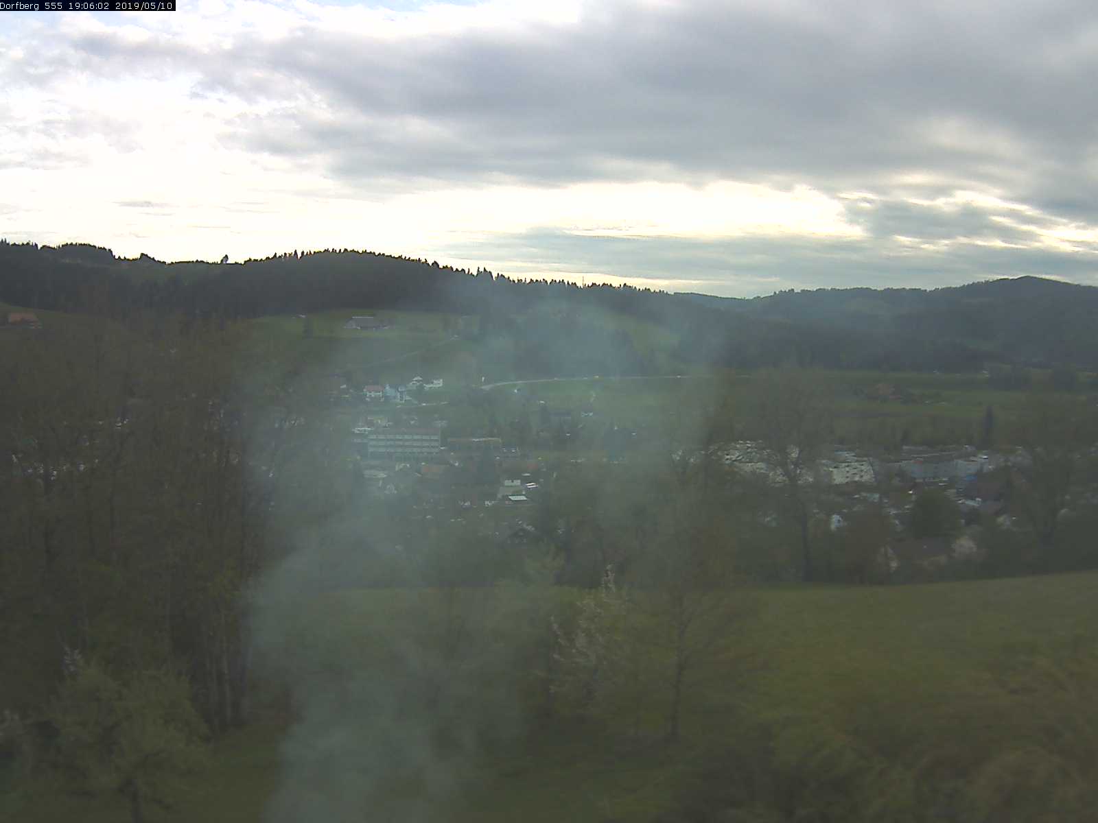Webcam-Bild: Aussicht vom Dorfberg in Langnau 20190510-190601