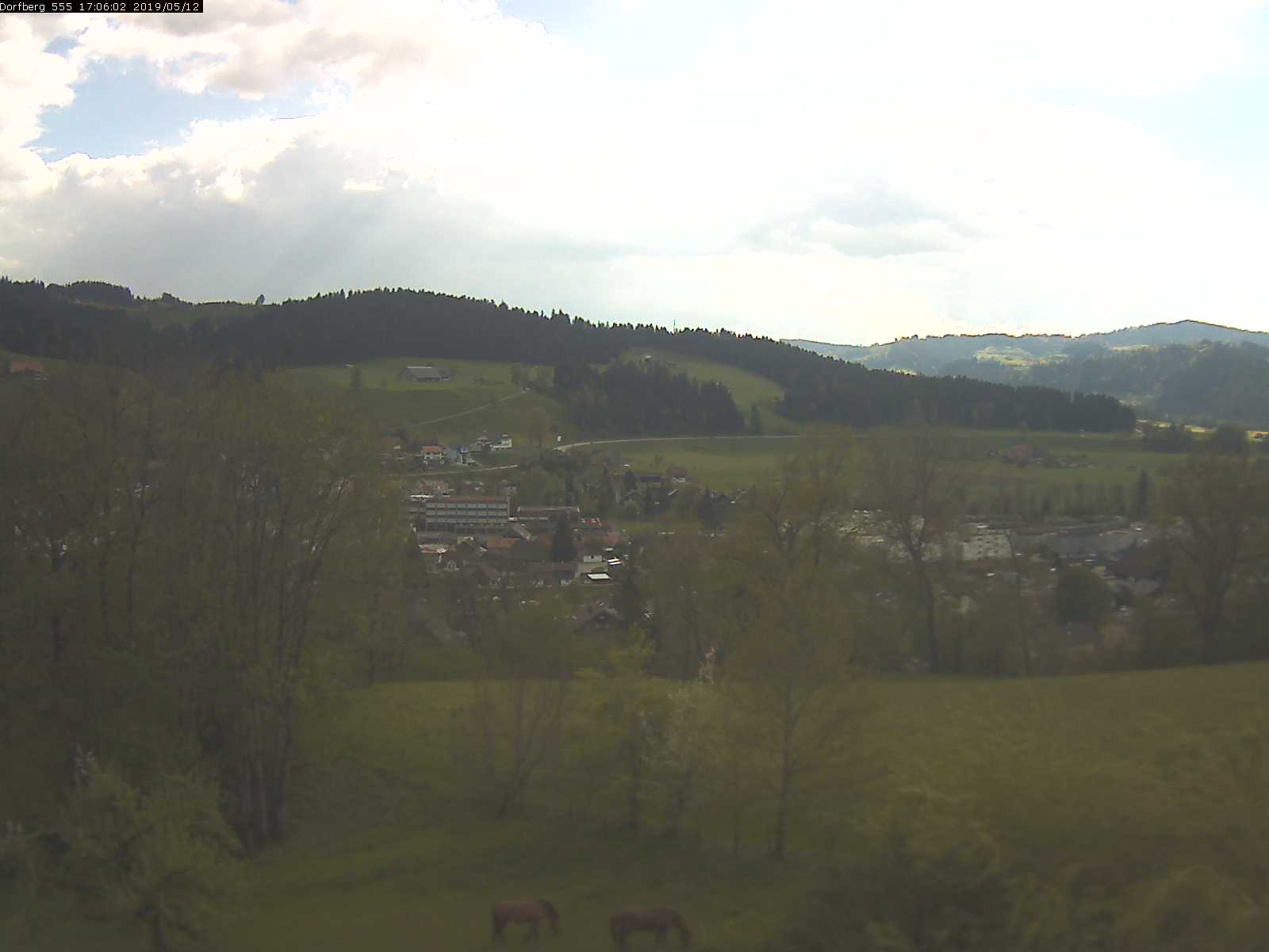 Webcam-Bild: Aussicht vom Dorfberg in Langnau 20190512-170601