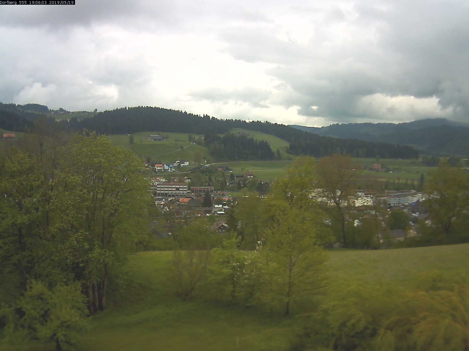 Webcam-Bild: Aussicht vom Dorfberg in Langnau 20190519-190601