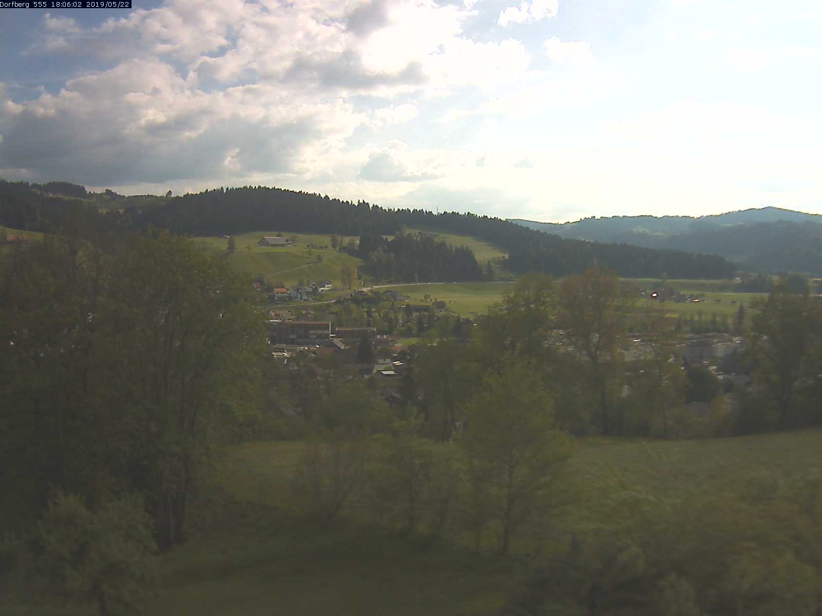 Webcam-Bild: Aussicht vom Dorfberg in Langnau 20190522-180601