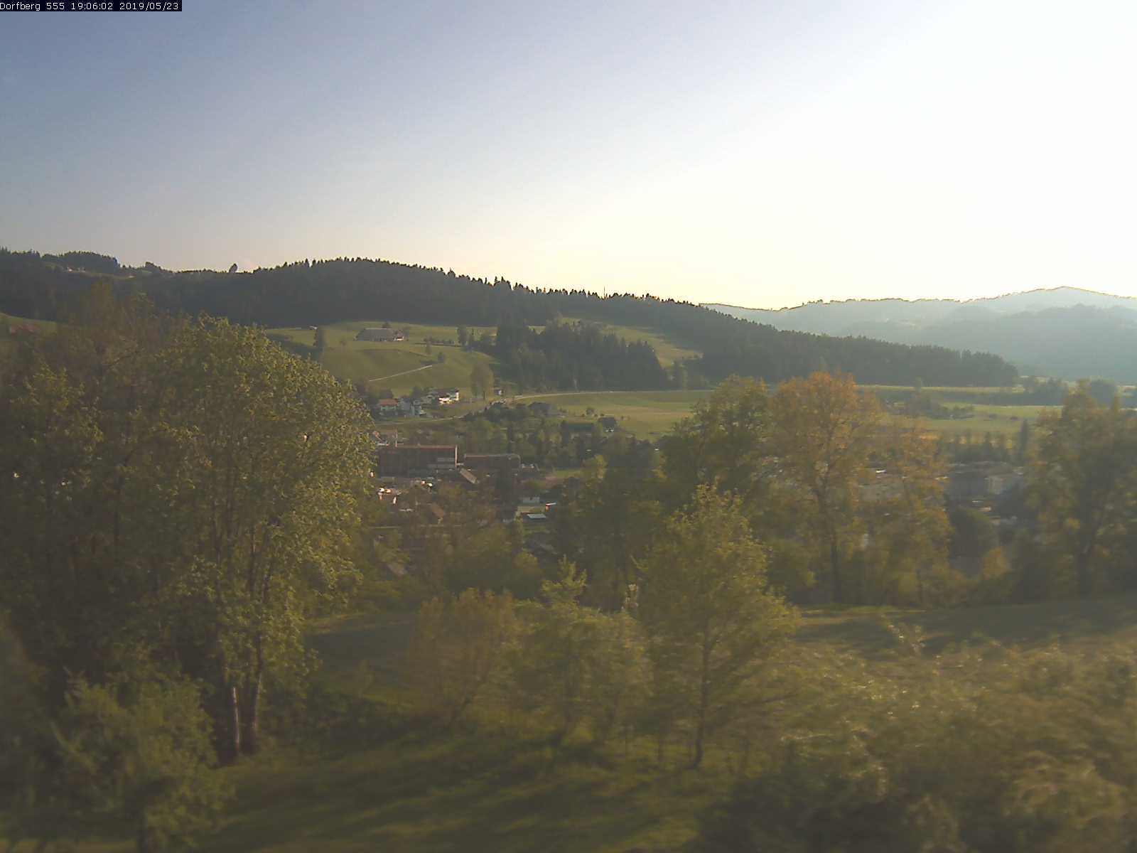 Webcam-Bild: Aussicht vom Dorfberg in Langnau 20190523-190602