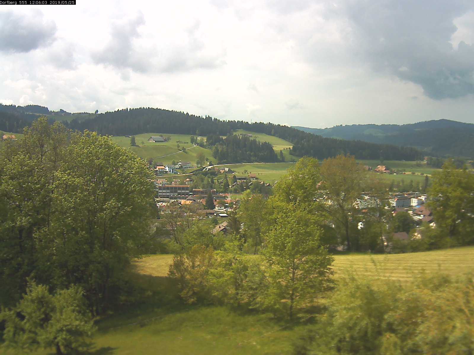 Webcam-Bild: Aussicht vom Dorfberg in Langnau 20190525-120601