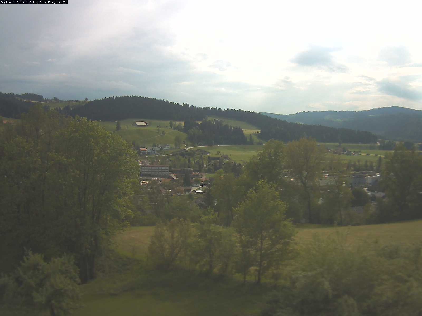 Webcam-Bild: Aussicht vom Dorfberg in Langnau 20190525-170601