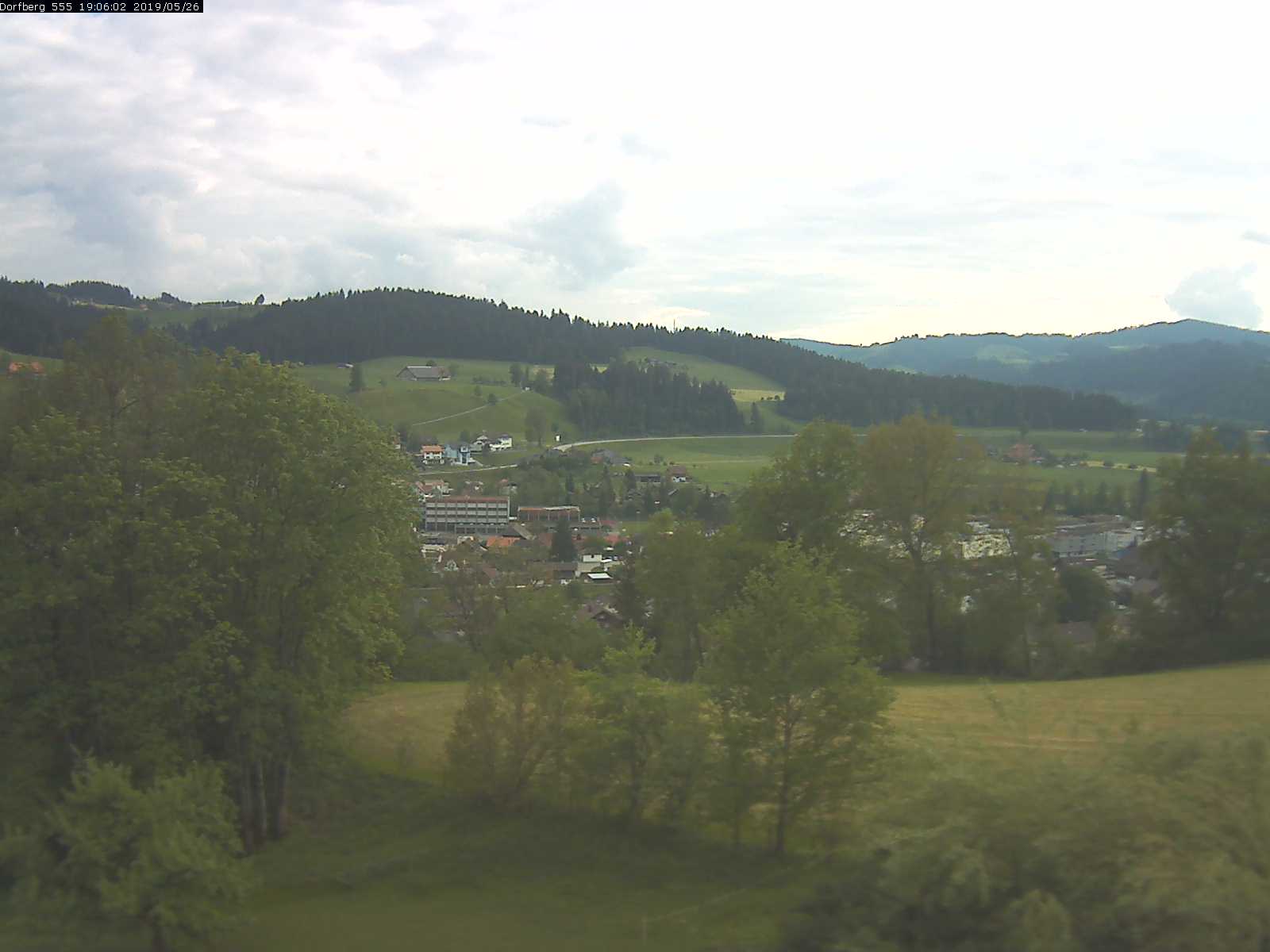 Webcam-Bild: Aussicht vom Dorfberg in Langnau 20190526-190601