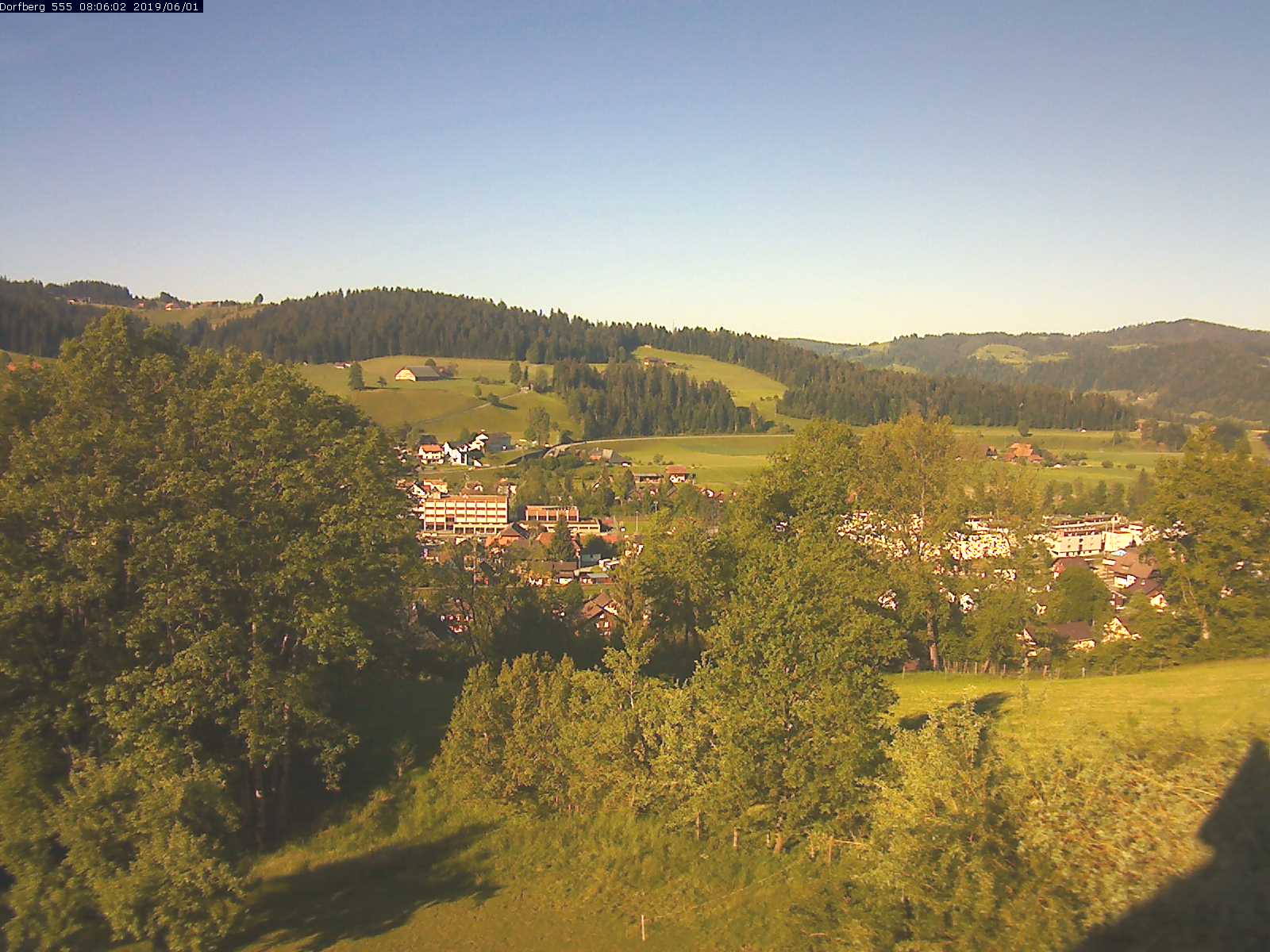 Webcam-Bild: Aussicht vom Dorfberg in Langnau 20190601-080601