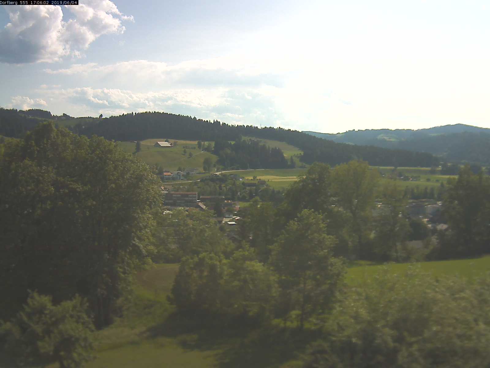 Webcam-Bild: Aussicht vom Dorfberg in Langnau 20190604-170601