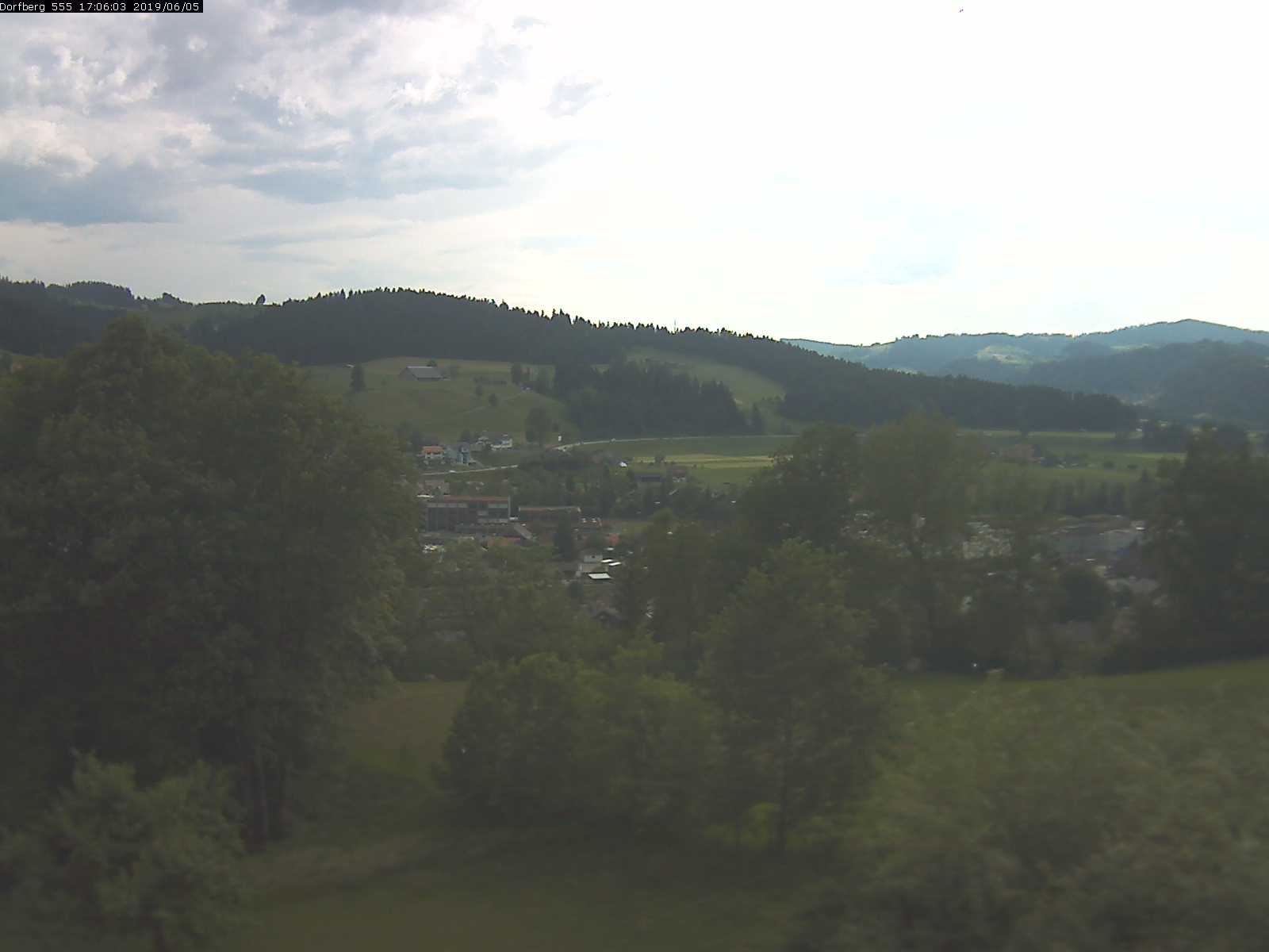 Webcam-Bild: Aussicht vom Dorfberg in Langnau 20190605-170601