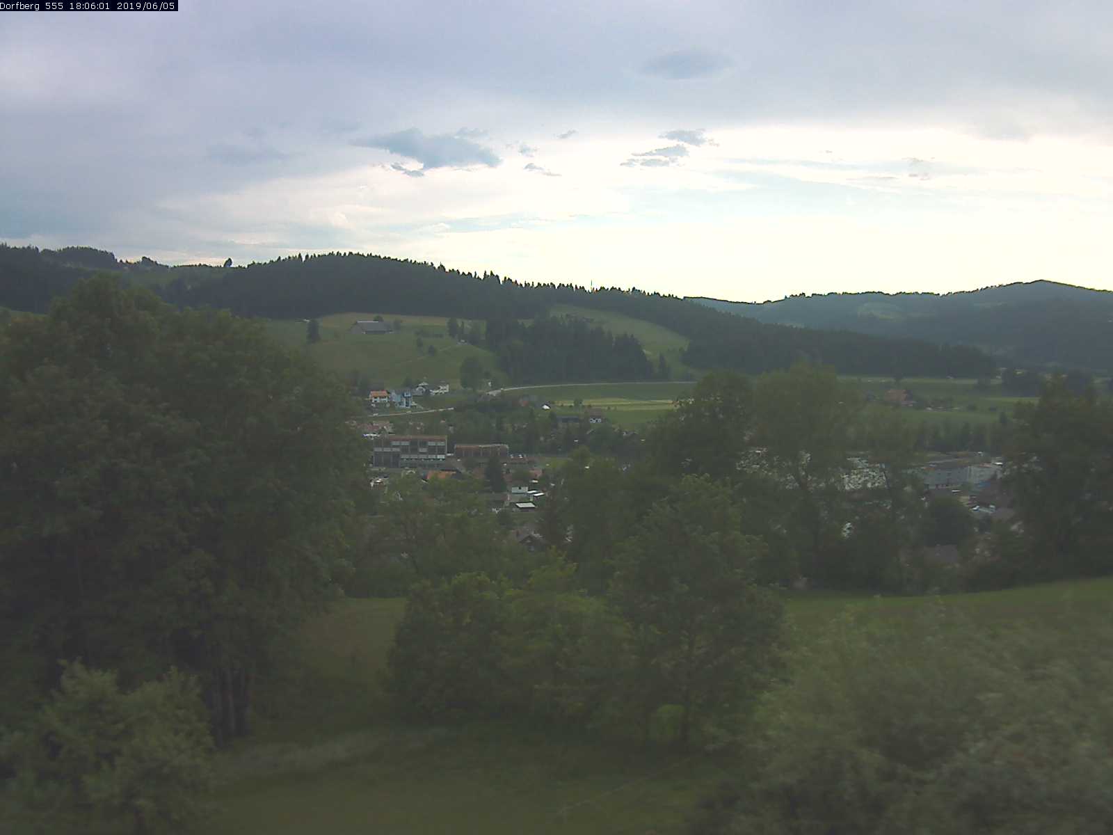 Webcam-Bild: Aussicht vom Dorfberg in Langnau 20190605-180601
