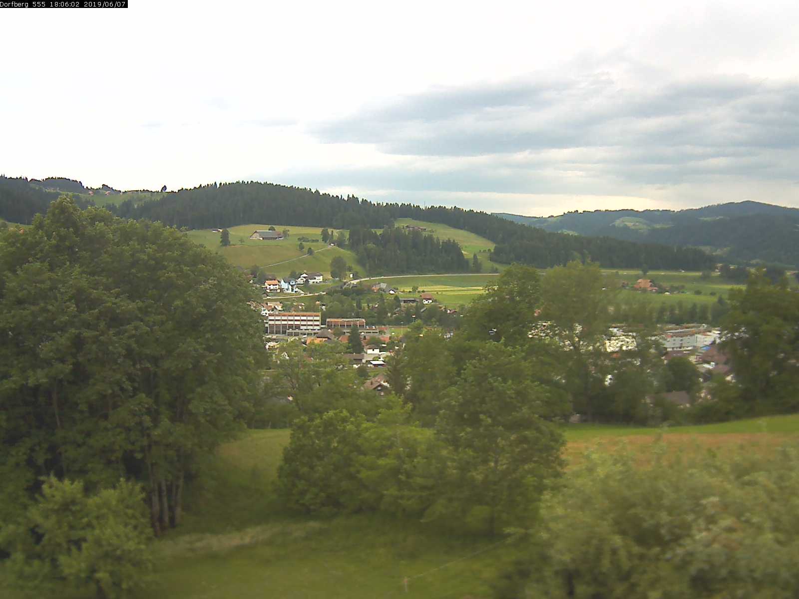 Webcam-Bild: Aussicht vom Dorfberg in Langnau 20190607-180601