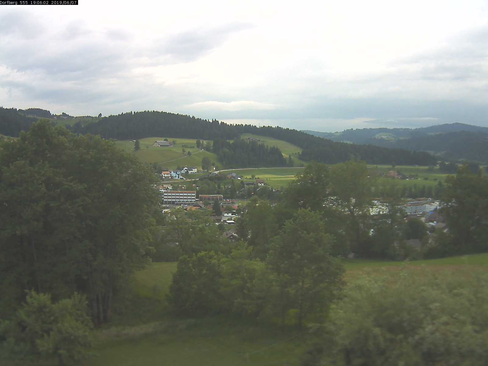 Webcam-Bild: Aussicht vom Dorfberg in Langnau 20190607-190601