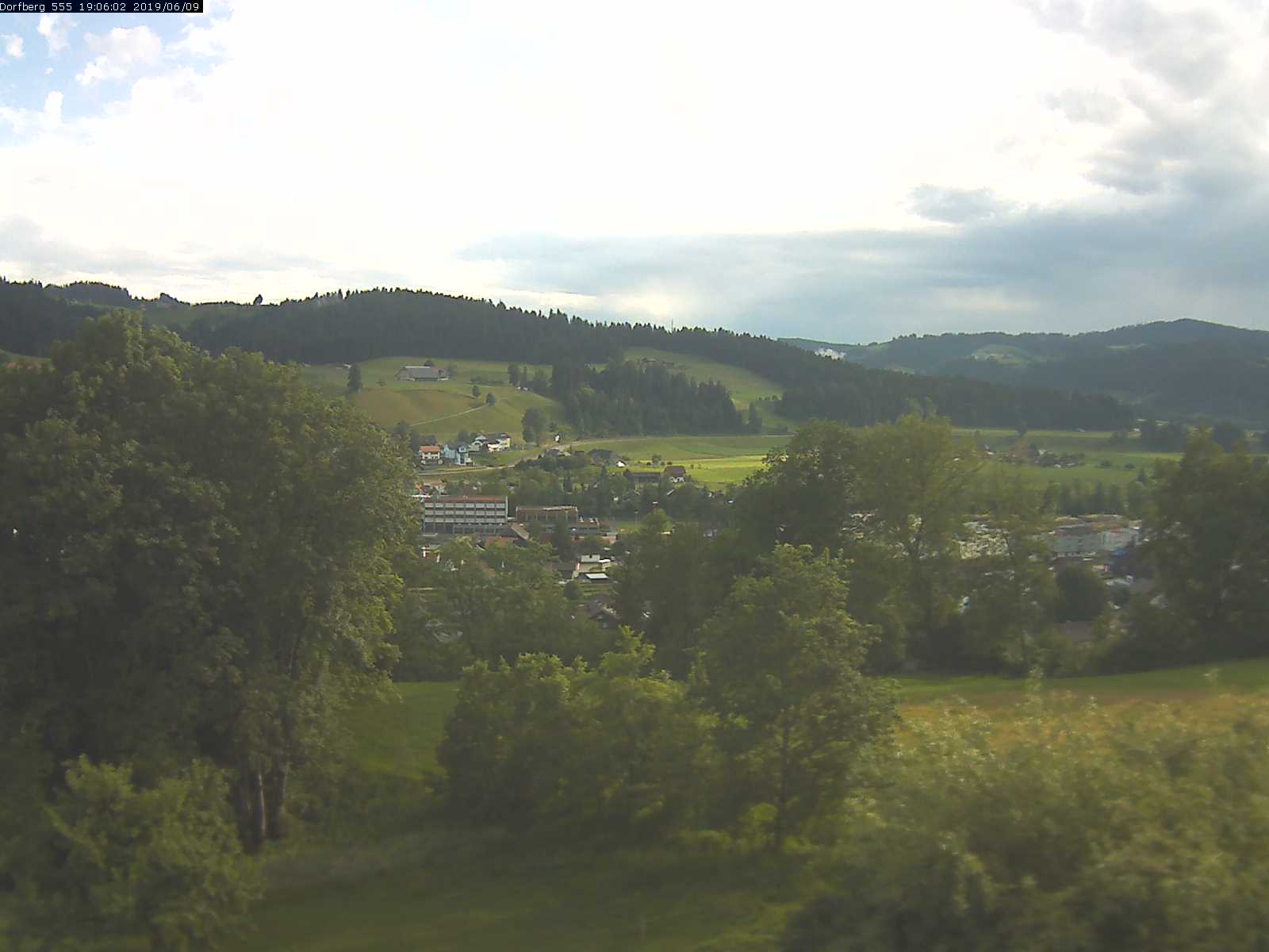 Webcam-Bild: Aussicht vom Dorfberg in Langnau 20190609-190601