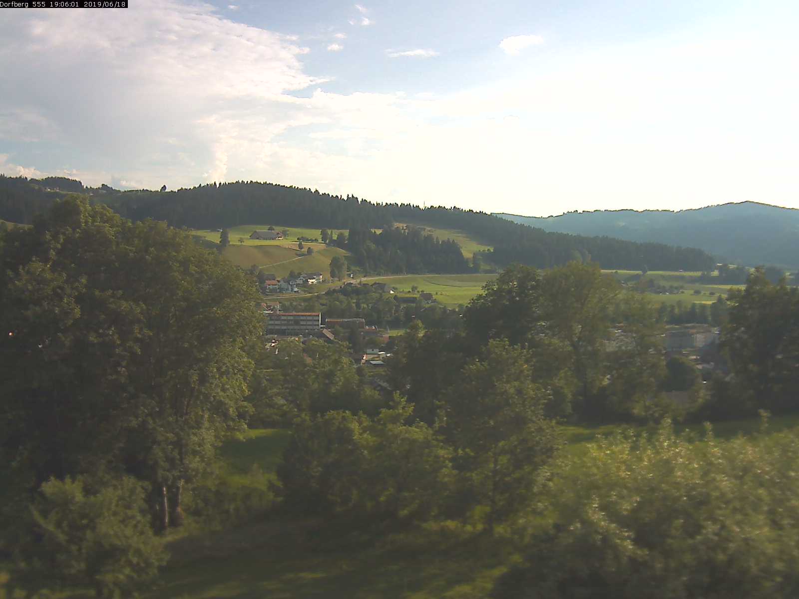 Webcam-Bild: Aussicht vom Dorfberg in Langnau 20190618-190601