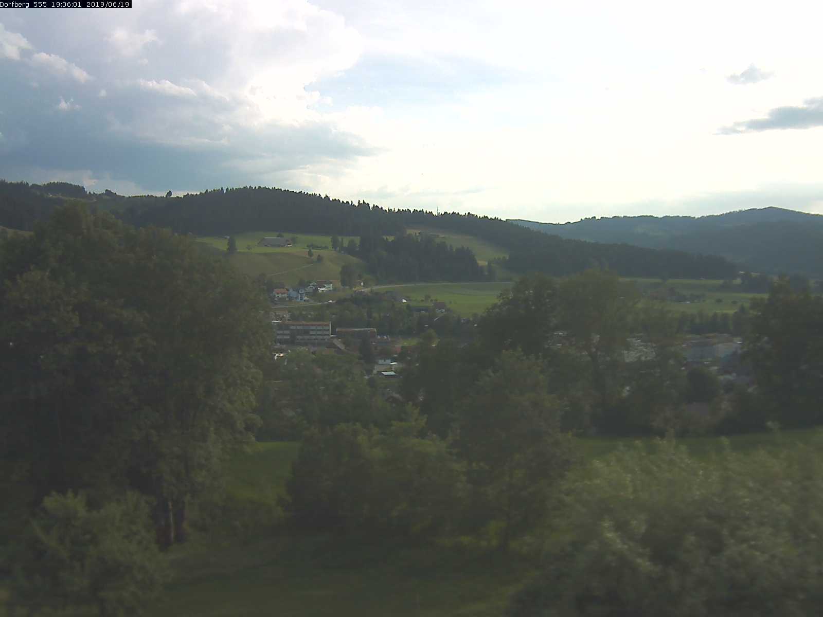 Webcam-Bild: Aussicht vom Dorfberg in Langnau 20190619-190601
