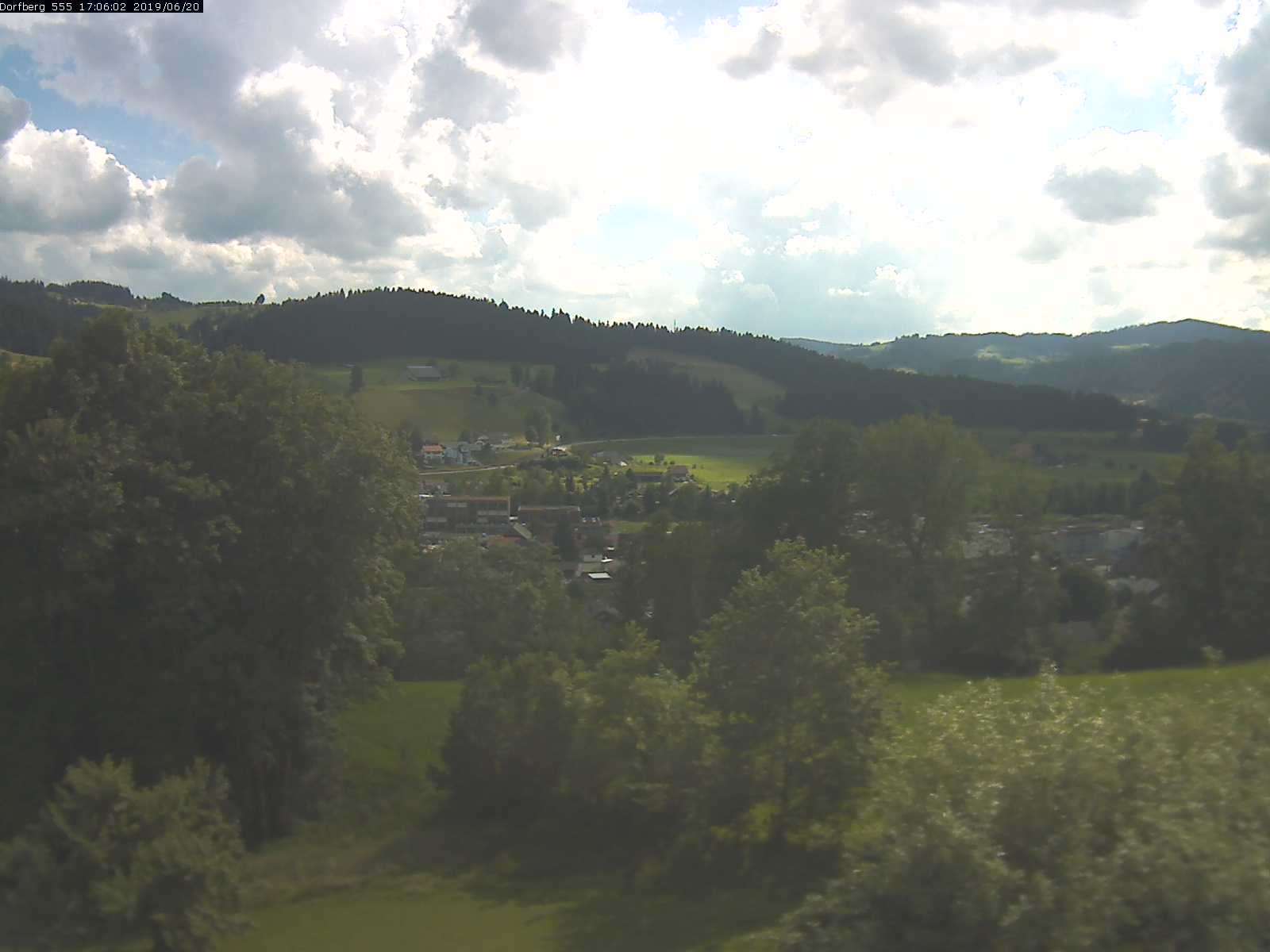 Webcam-Bild: Aussicht vom Dorfberg in Langnau 20190620-170601