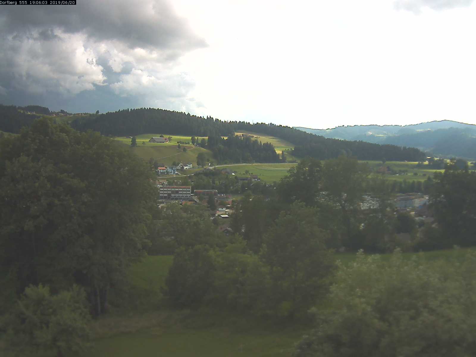 Webcam-Bild: Aussicht vom Dorfberg in Langnau 20190620-190601