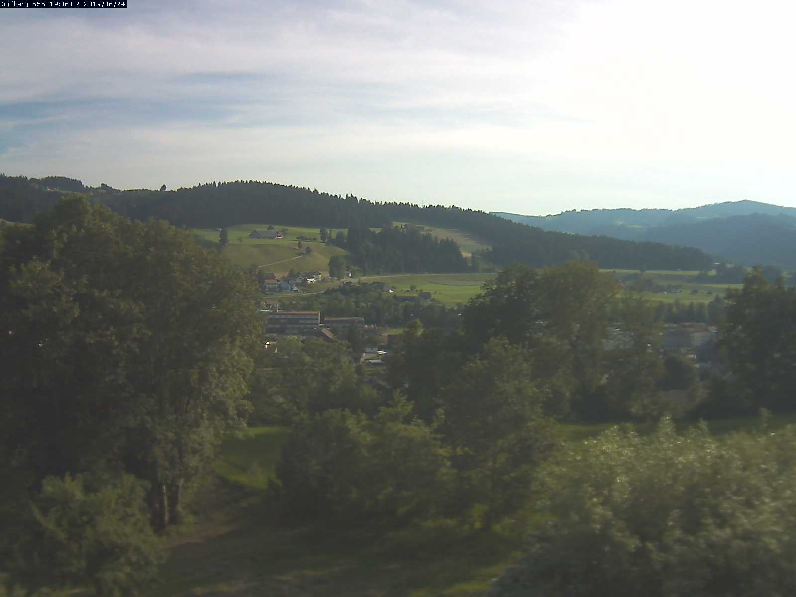 Webcam-Bild: Aussicht vom Dorfberg in Langnau 20190624-190601