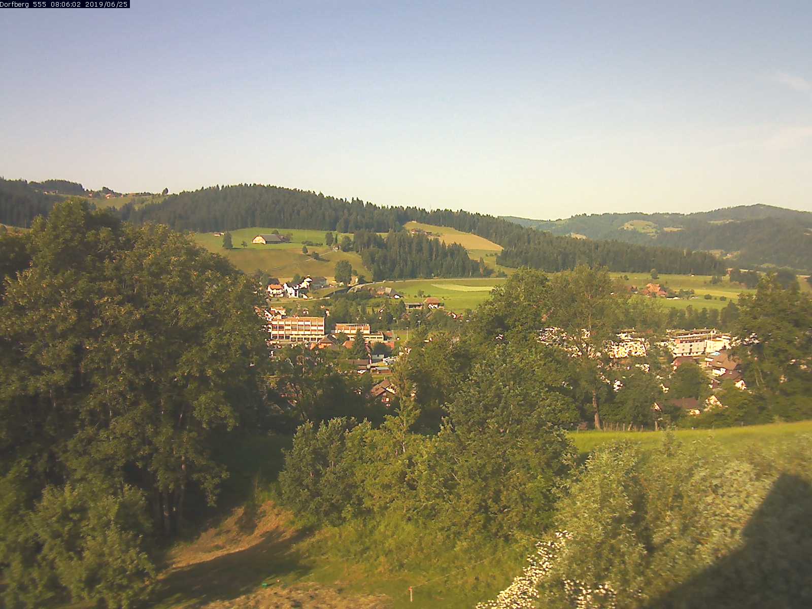 Webcam-Bild: Aussicht vom Dorfberg in Langnau 20190625-080601
