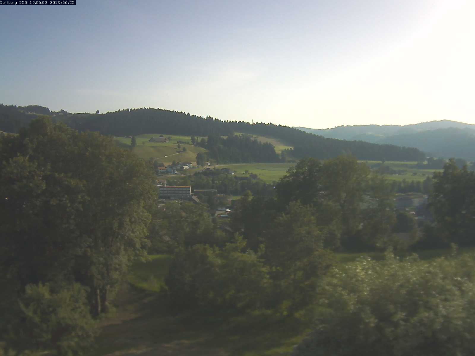 Webcam-Bild: Aussicht vom Dorfberg in Langnau 20190625-190601