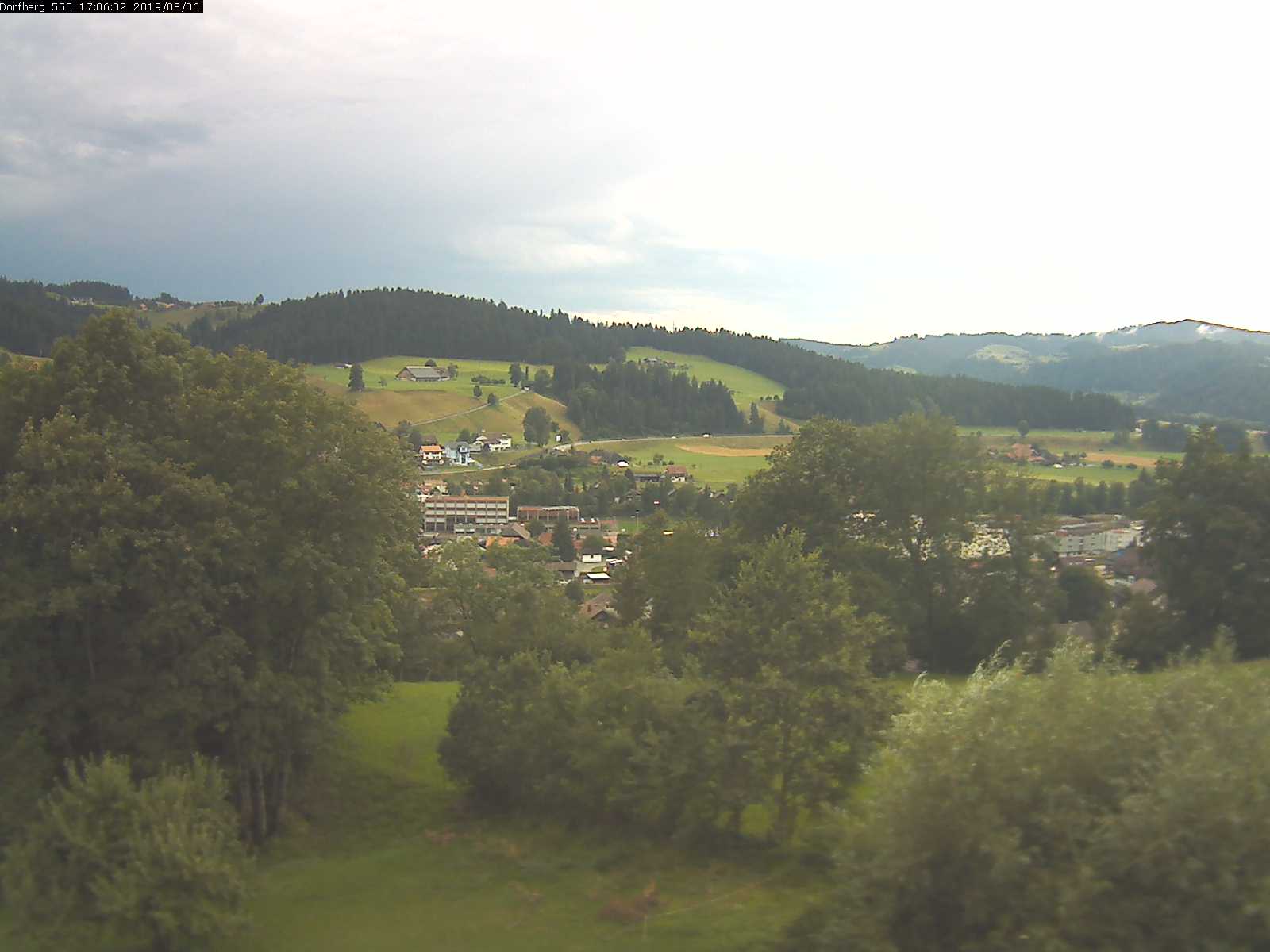 Webcam-Bild: Aussicht vom Dorfberg in Langnau 20190806-170601