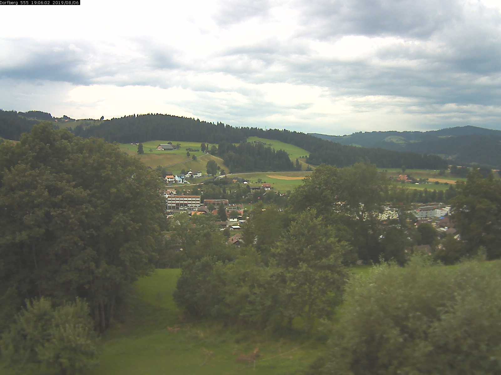 Webcam-Bild: Aussicht vom Dorfberg in Langnau 20190806-190601