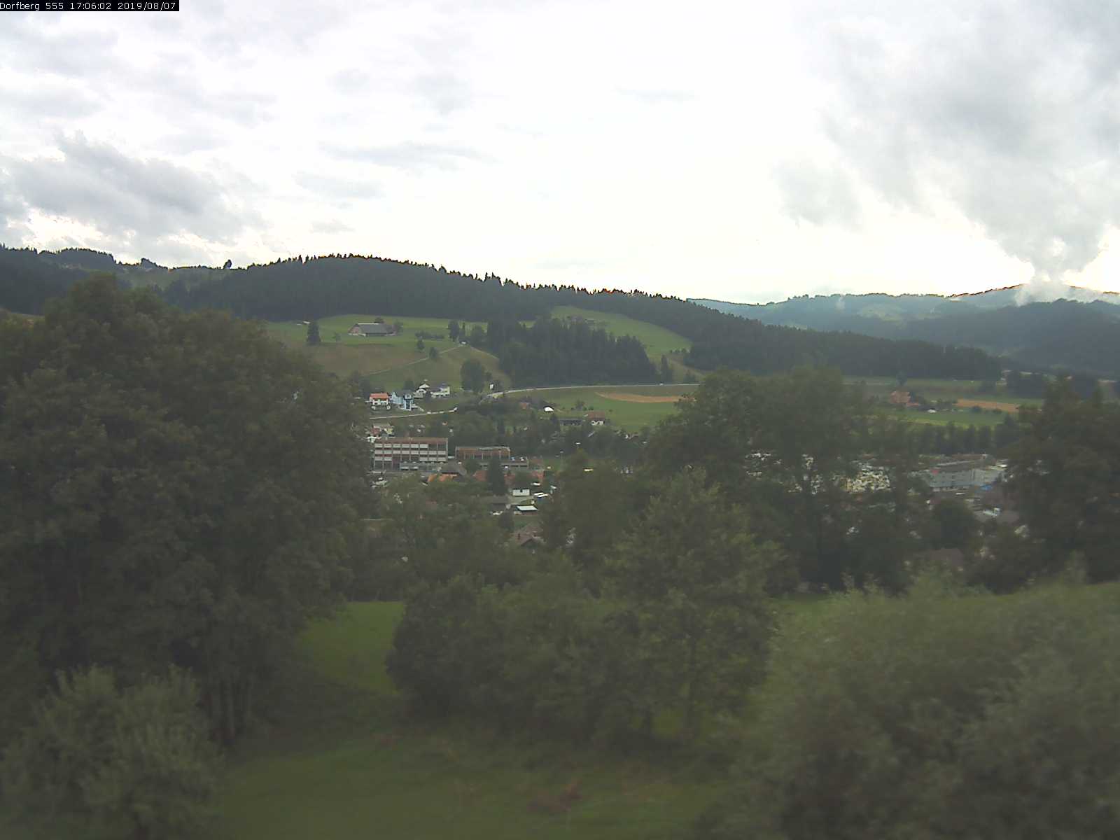 Webcam-Bild: Aussicht vom Dorfberg in Langnau 20190807-170601