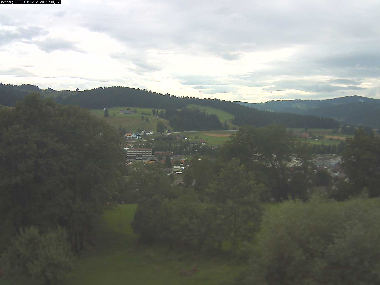 Webcam-Bild: Aussicht vom Dorfberg in Langnau 20190807-190601
