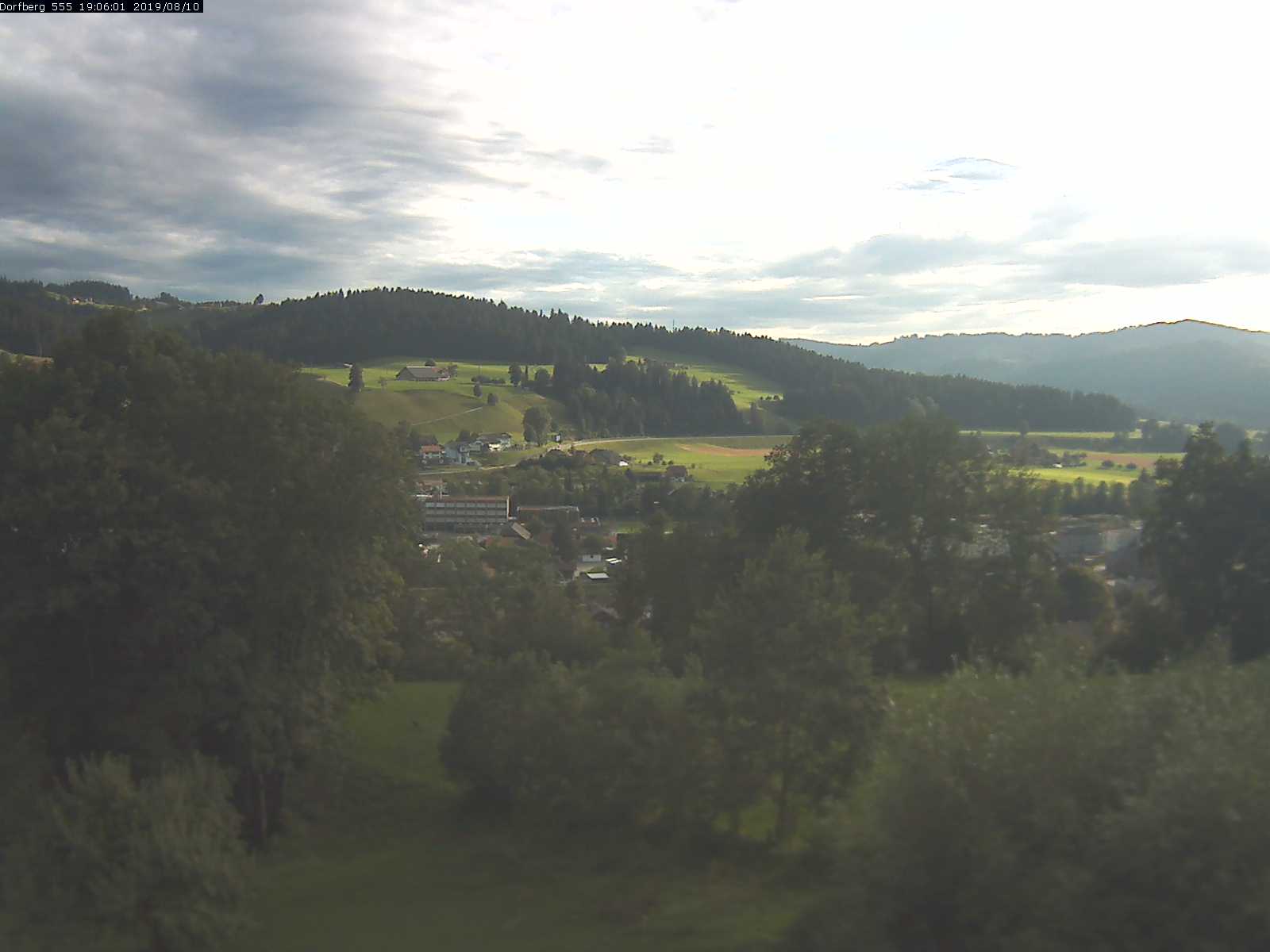 Webcam-Bild: Aussicht vom Dorfberg in Langnau 20190810-190601