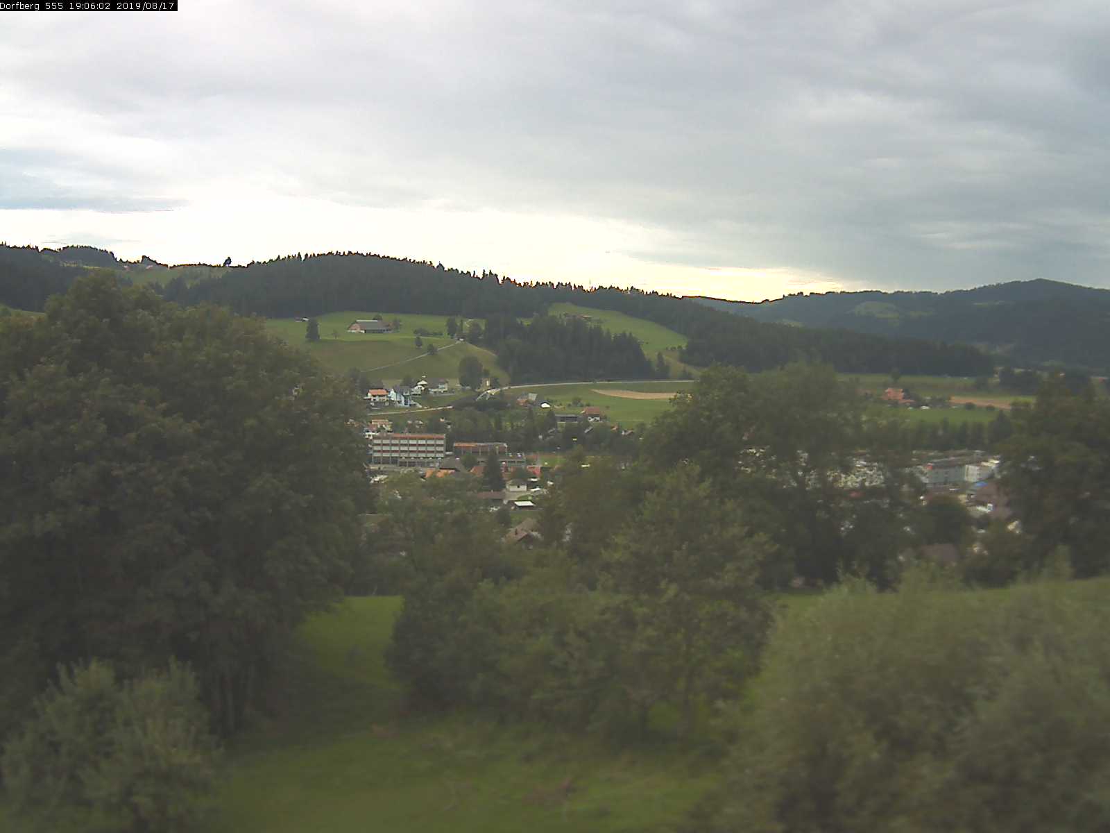 Webcam-Bild: Aussicht vom Dorfberg in Langnau 20190817-190601