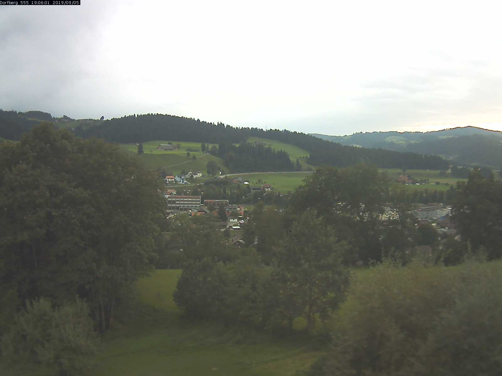 Webcam-Bild: Aussicht vom Dorfberg in Langnau 20190905-190601