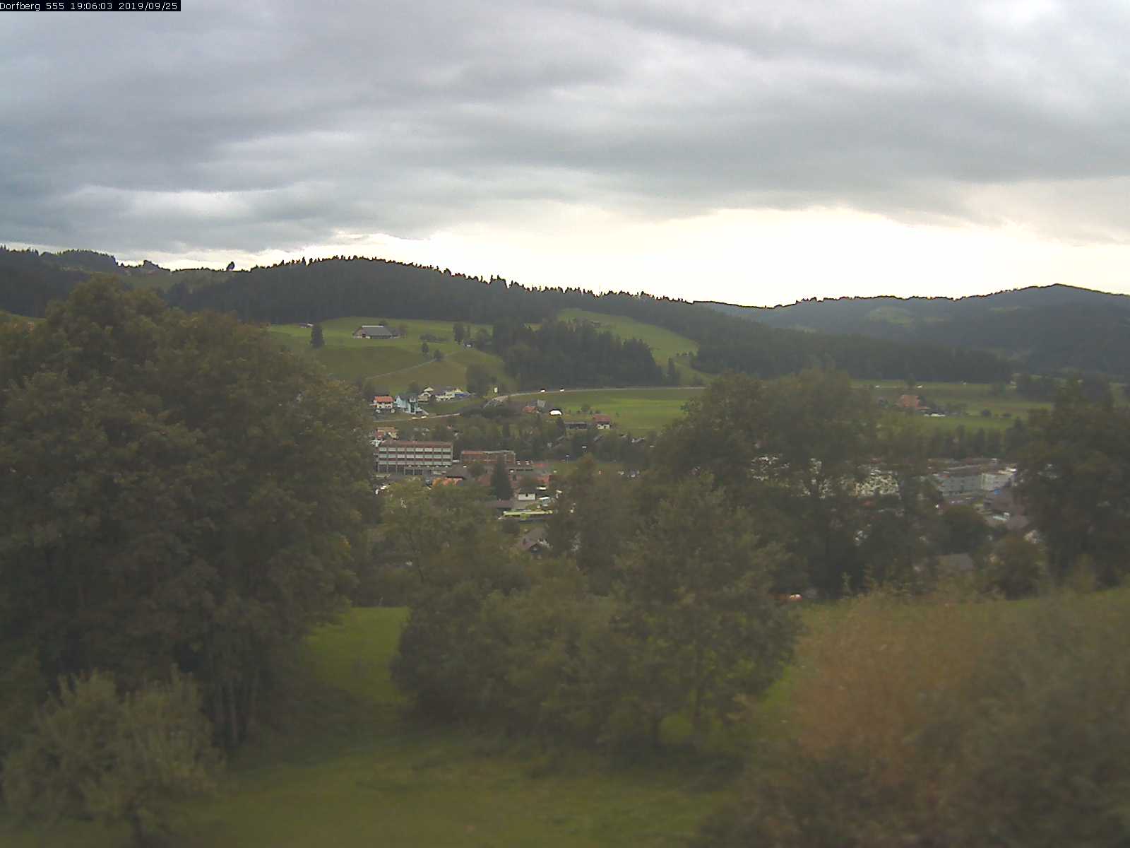 Webcam-Bild: Aussicht vom Dorfberg in Langnau 20190925-190601