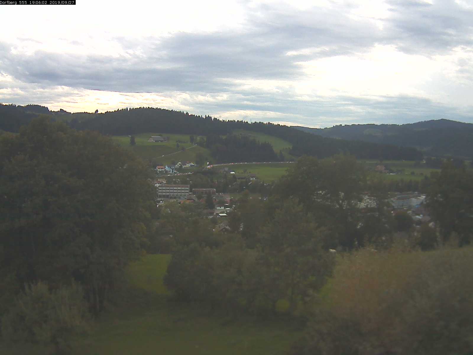 Webcam-Bild: Aussicht vom Dorfberg in Langnau 20190927-190601