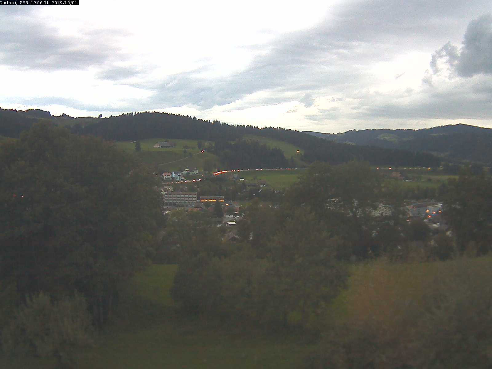 Webcam-Bild: Aussicht vom Dorfberg in Langnau 20191001-190601