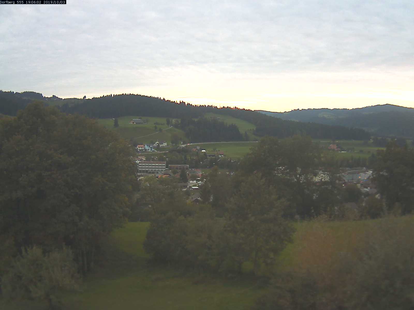Webcam-Bild: Aussicht vom Dorfberg in Langnau 20191003-190601