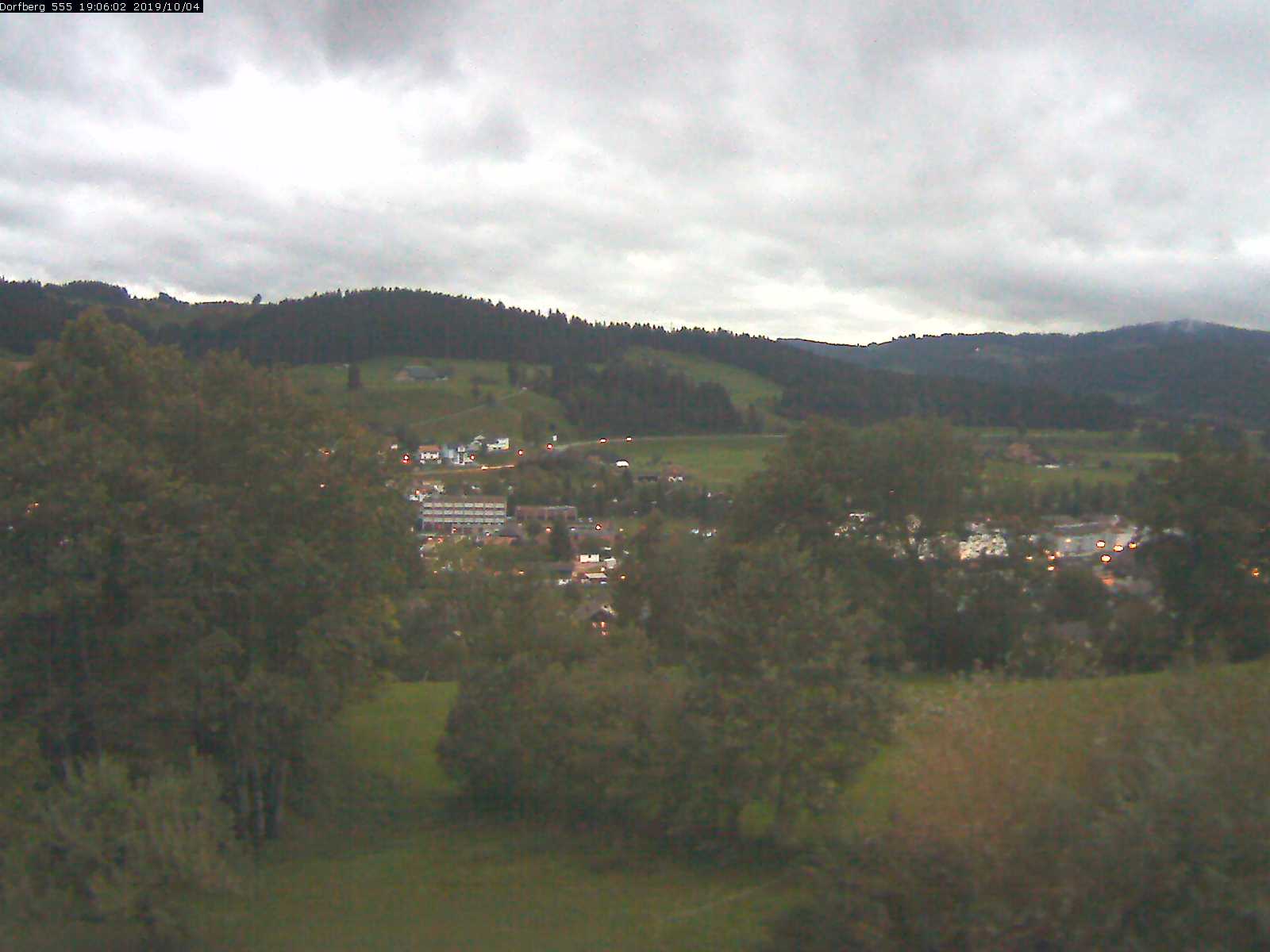 Webcam-Bild: Aussicht vom Dorfberg in Langnau 20191004-190601