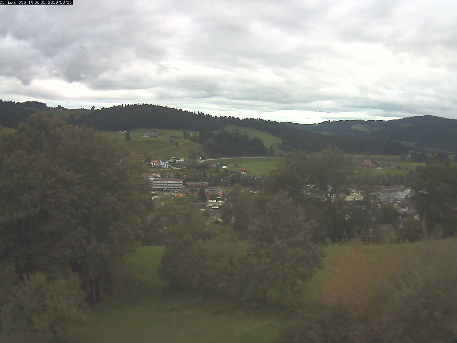 Webcam-Bild: Aussicht vom Dorfberg in Langnau 20191005-190601