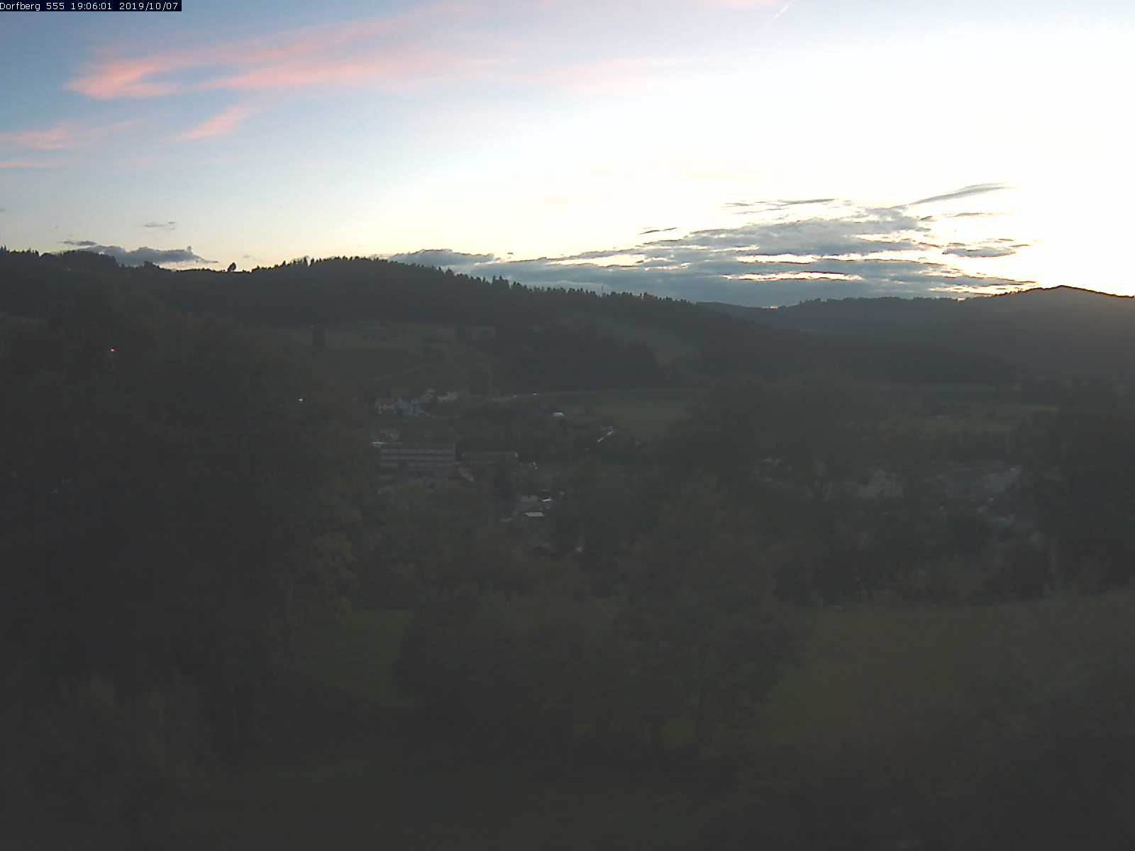 Webcam-Bild: Aussicht vom Dorfberg in Langnau 20191007-190601