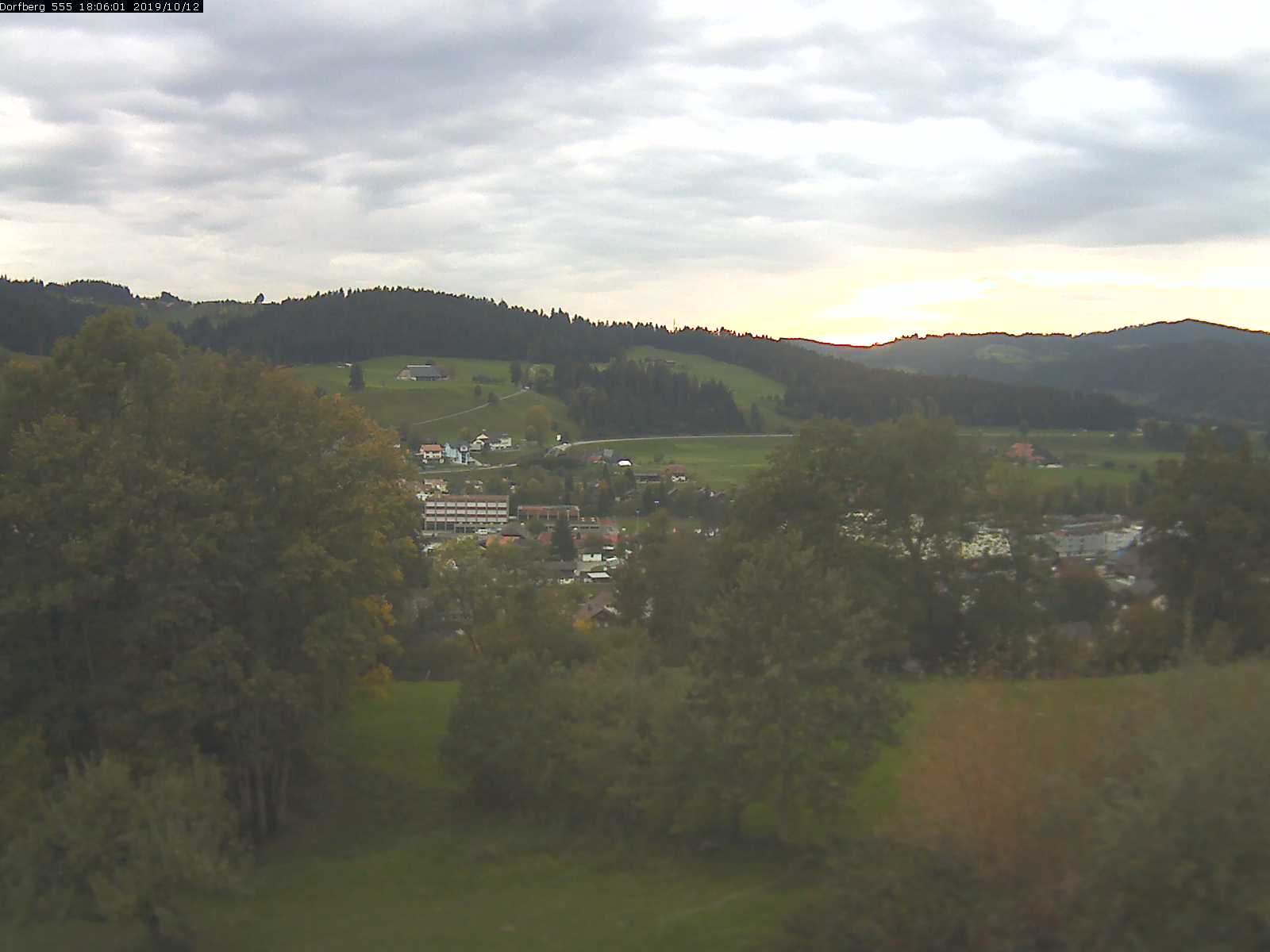 Webcam-Bild: Aussicht vom Dorfberg in Langnau 20191012-180601