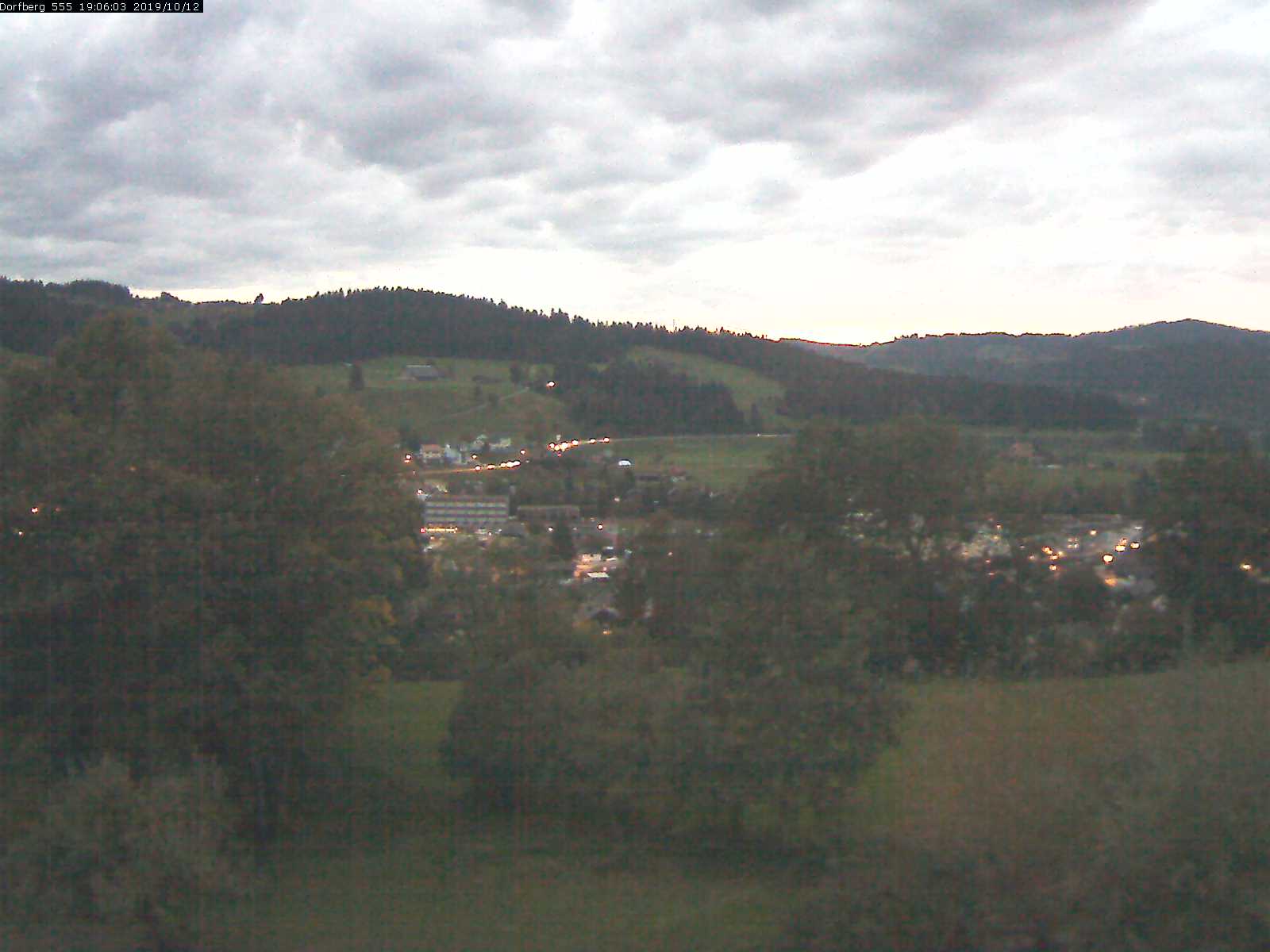Webcam-Bild: Aussicht vom Dorfberg in Langnau 20191012-190601