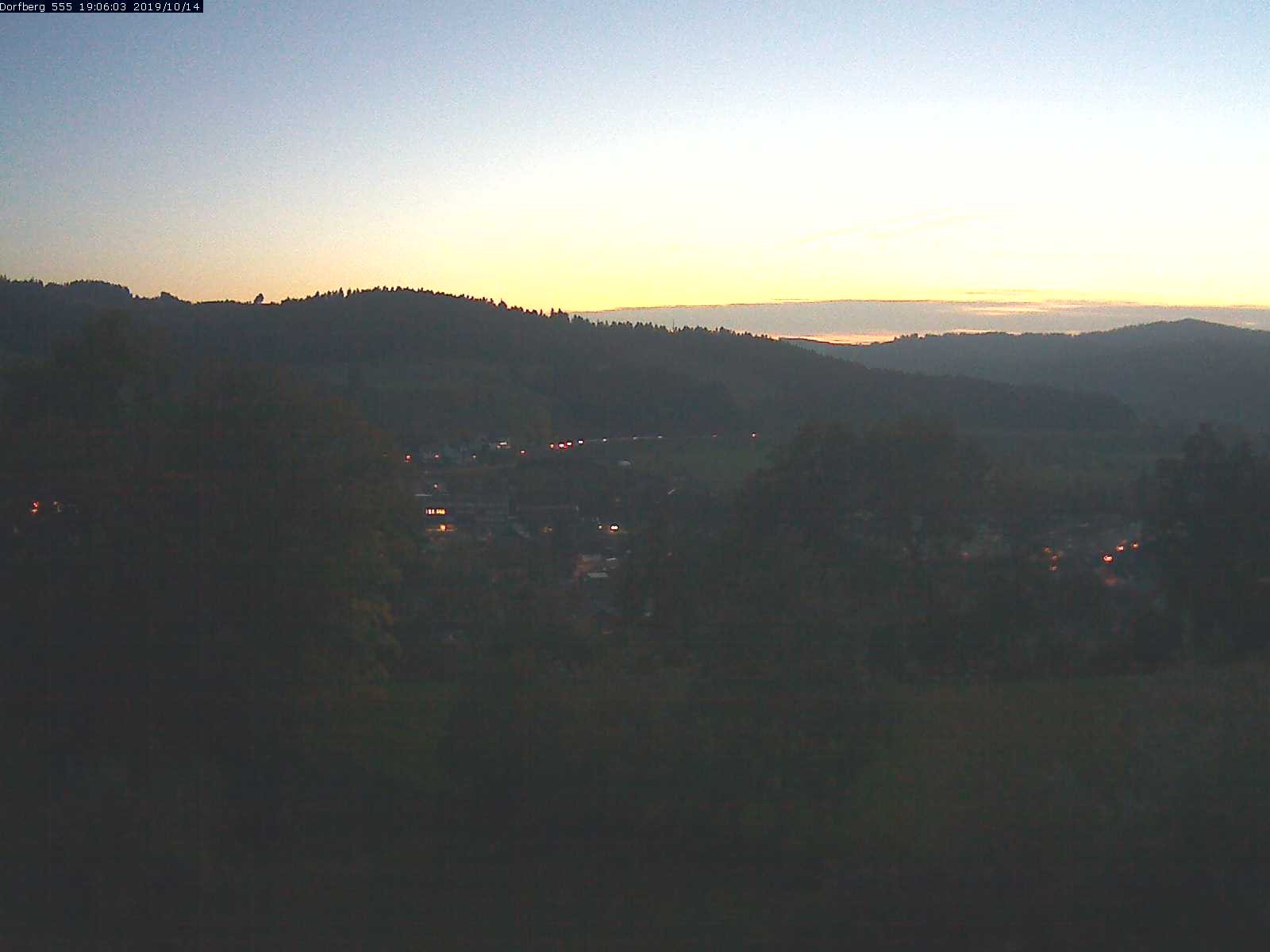 Webcam-Bild: Aussicht vom Dorfberg in Langnau 20191014-190601