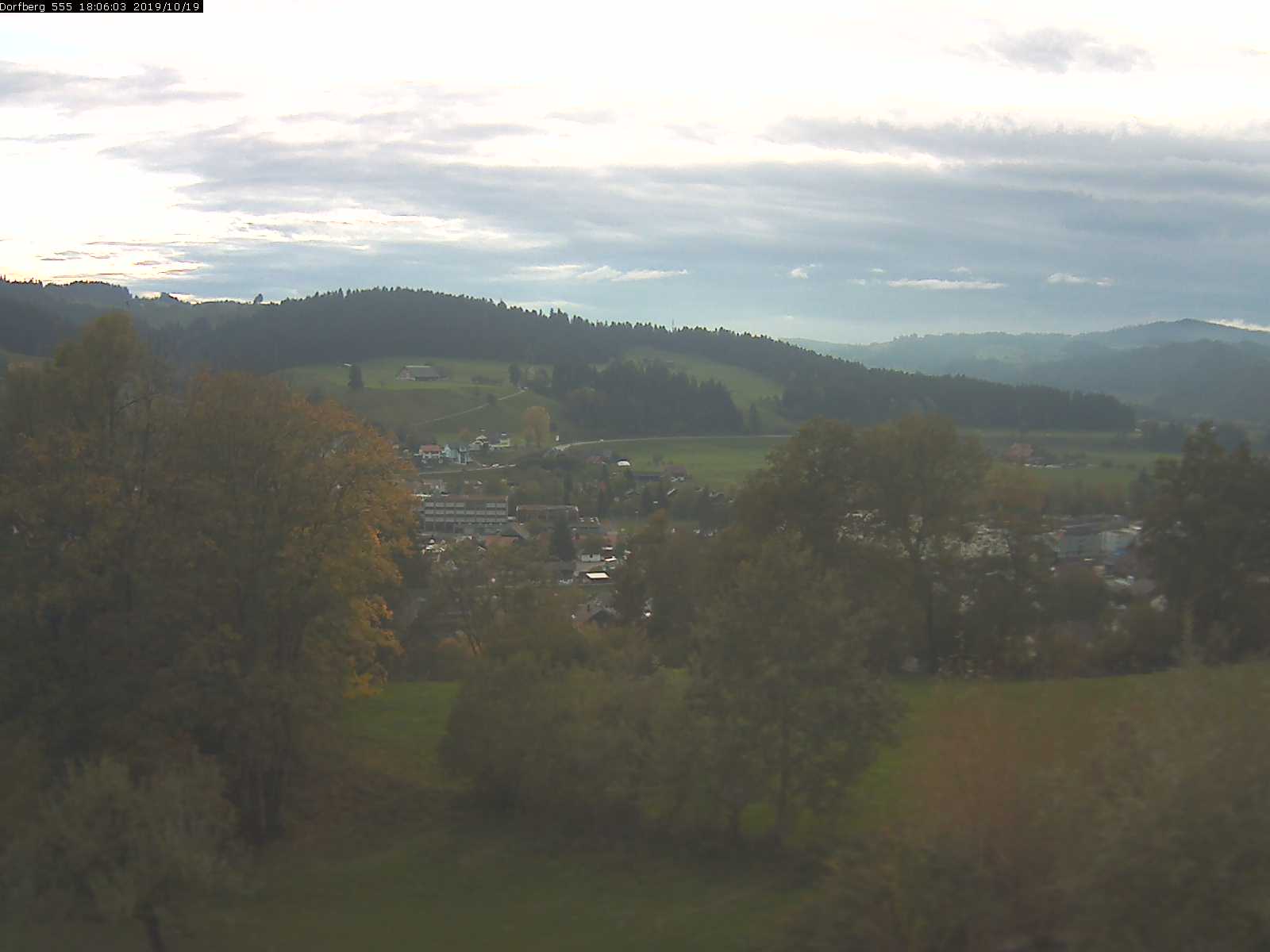 Webcam-Bild: Aussicht vom Dorfberg in Langnau 20191019-180601