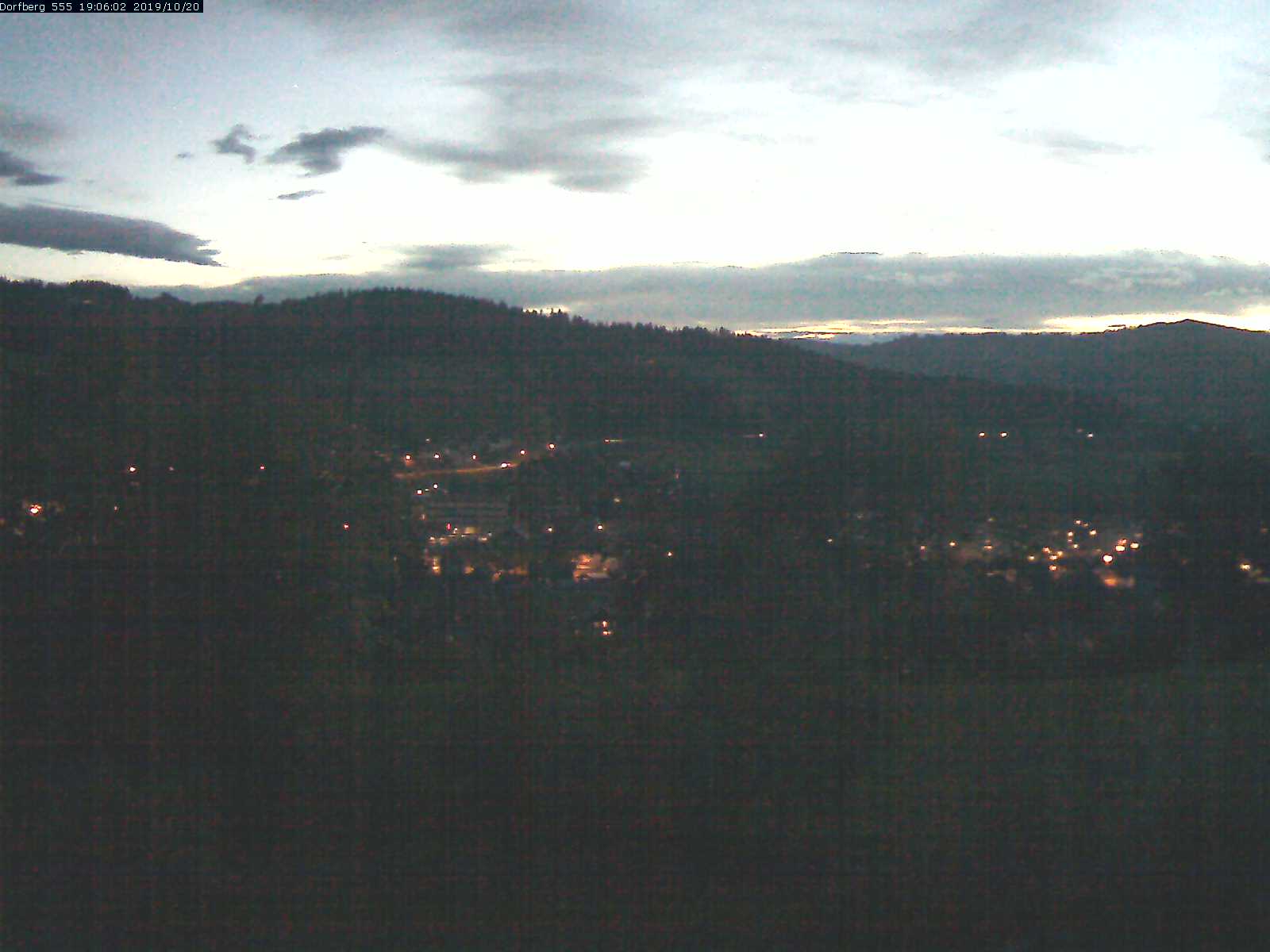 Webcam-Bild: Aussicht vom Dorfberg in Langnau 20191020-190601