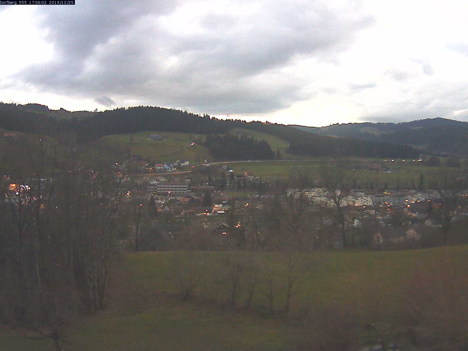 Webcam-Bild: Aussicht vom Dorfberg in Langnau 20191225-170601
