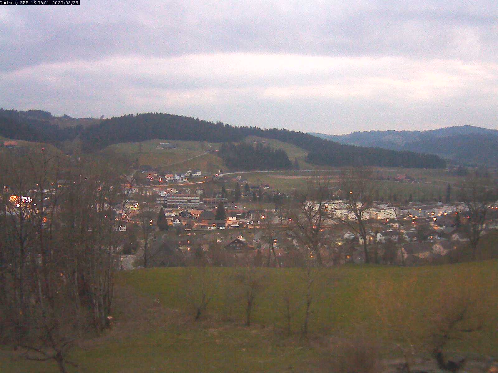 Webcam-Bild: Aussicht vom Dorfberg in Langnau 20200325-190601