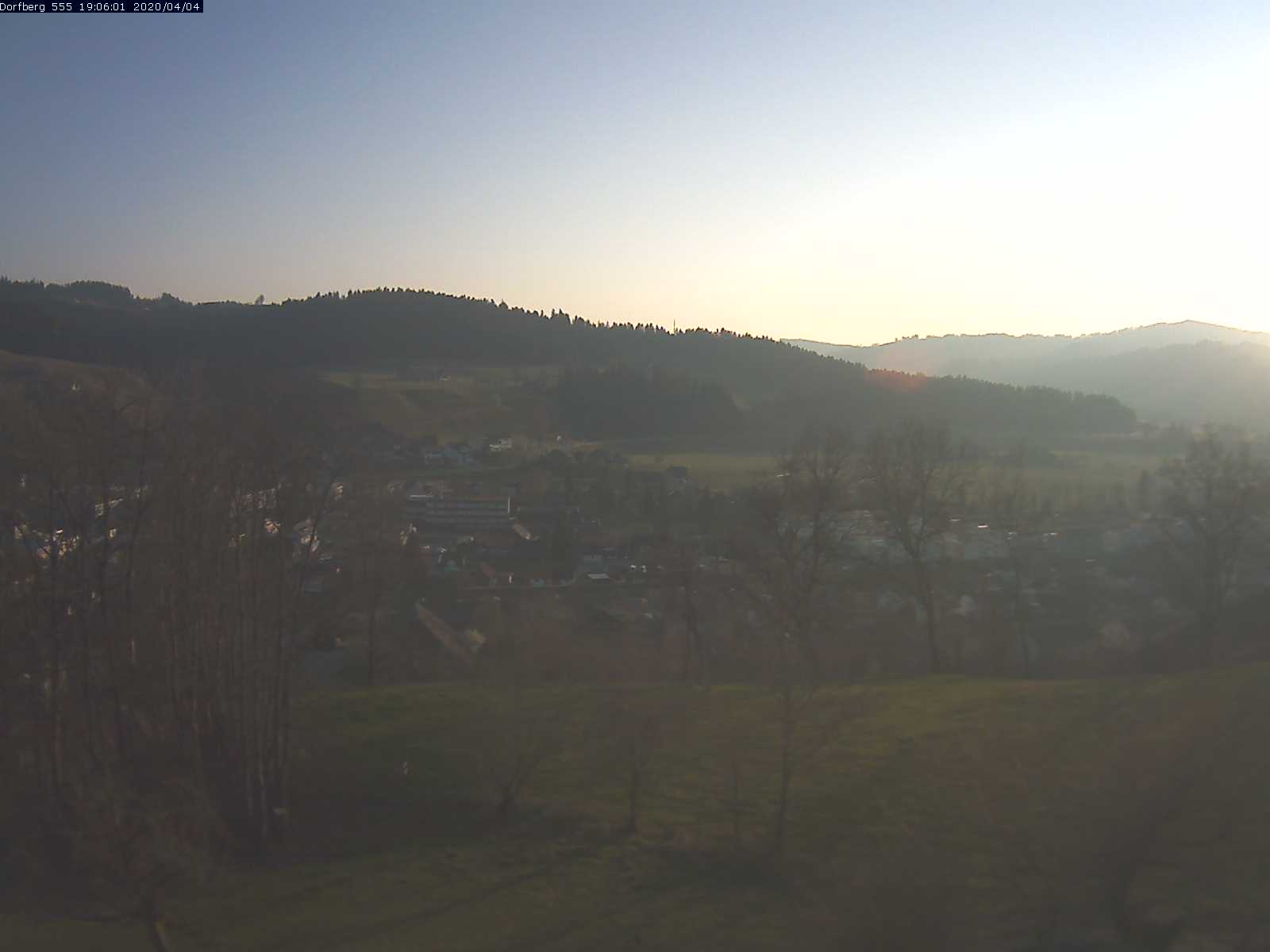 Webcam-Bild: Aussicht vom Dorfberg in Langnau 20200404-190601