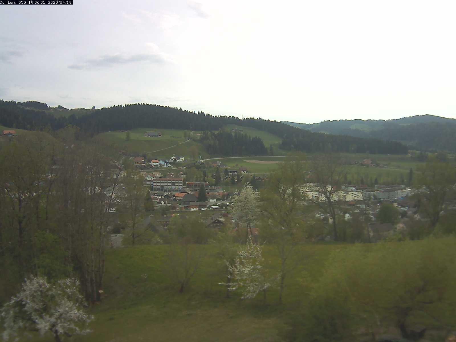 Webcam-Bild: Aussicht vom Dorfberg in Langnau 20200419-190601