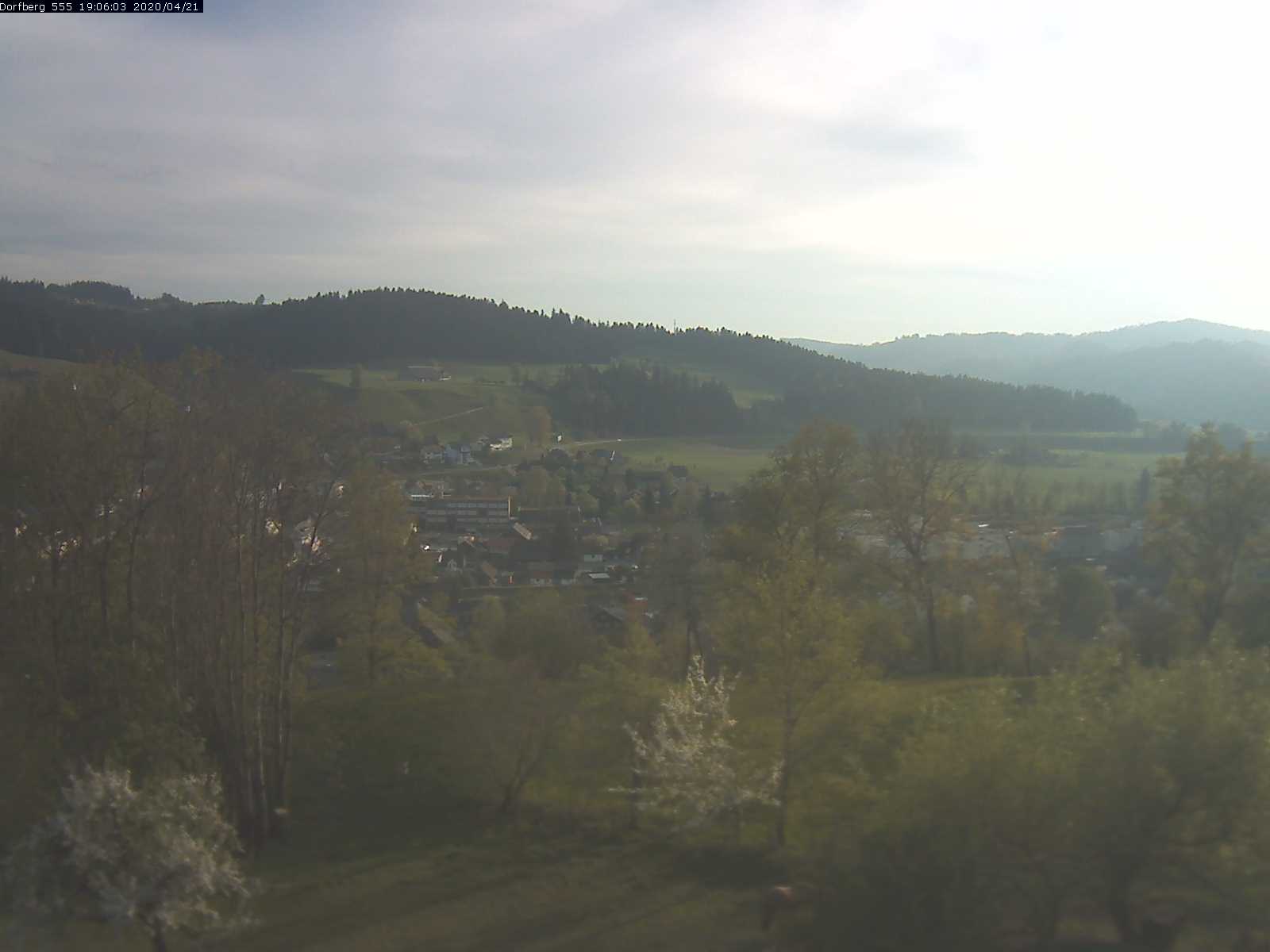 Webcam-Bild: Aussicht vom Dorfberg in Langnau 20200421-190601