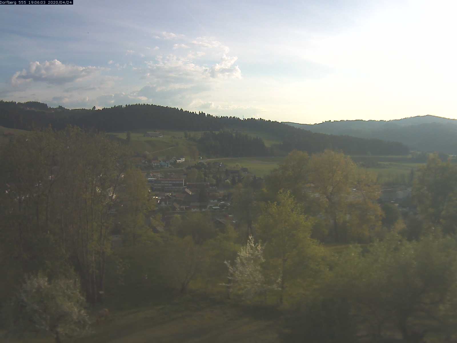 Webcam-Bild: Aussicht vom Dorfberg in Langnau 20200424-190601