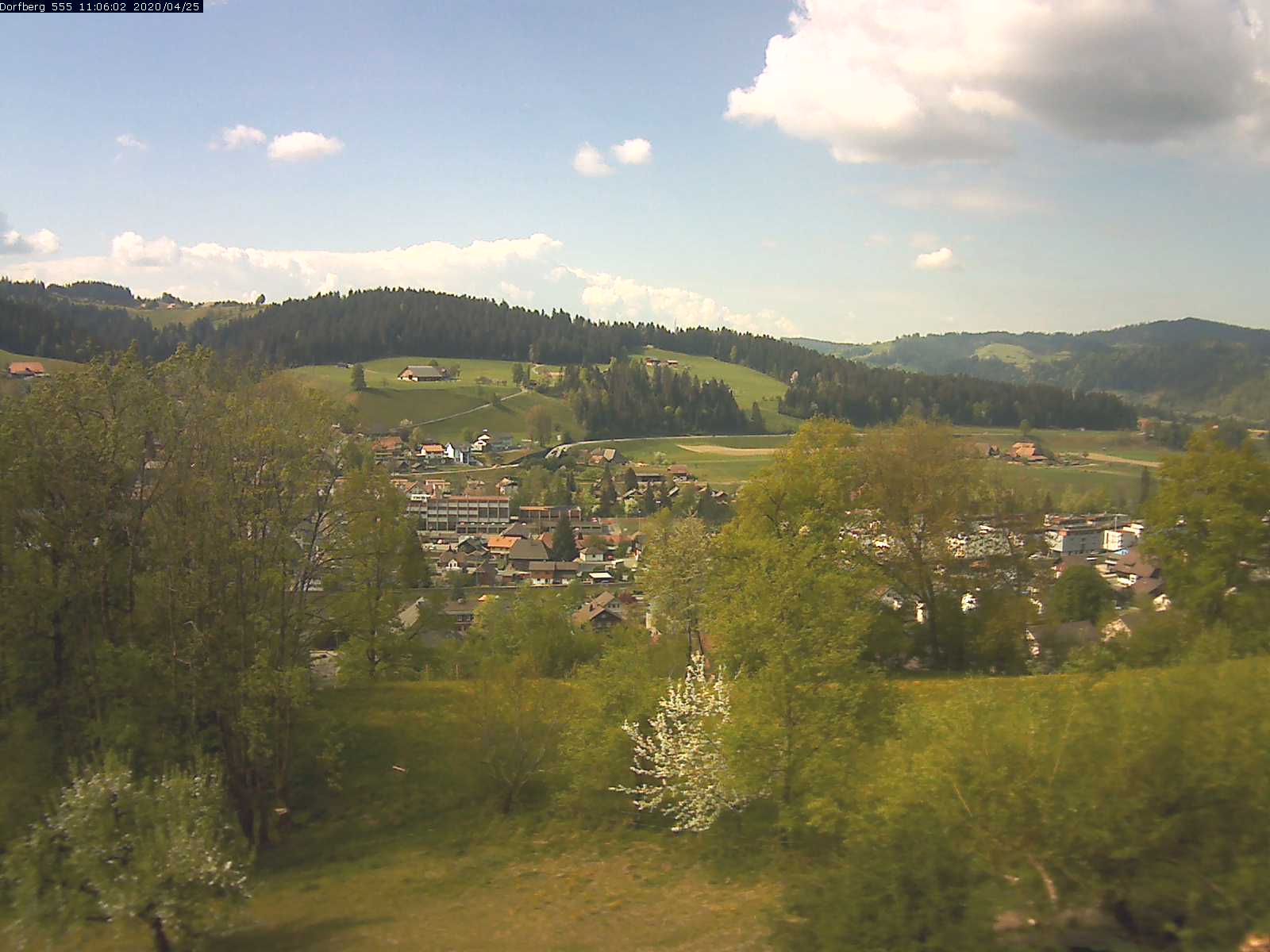 Webcam-Bild: Aussicht vom Dorfberg in Langnau 20200425-110601