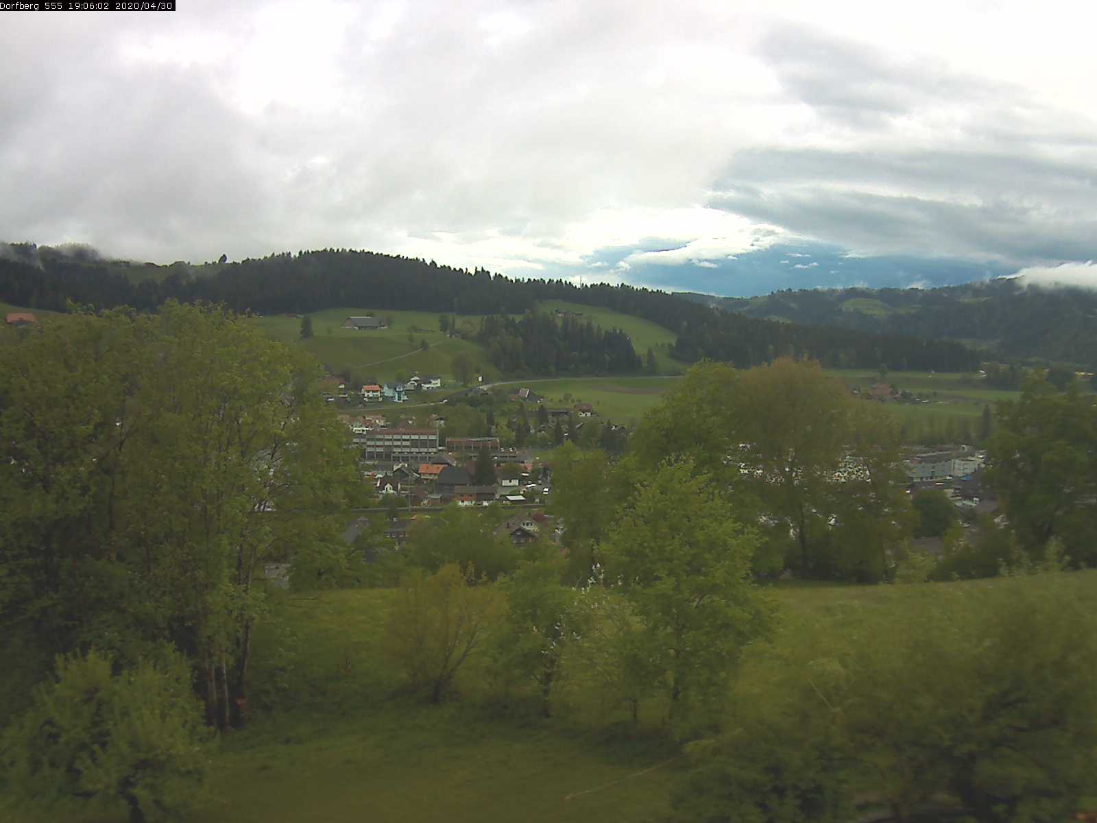 Webcam-Bild: Aussicht vom Dorfberg in Langnau 20200430-190601
