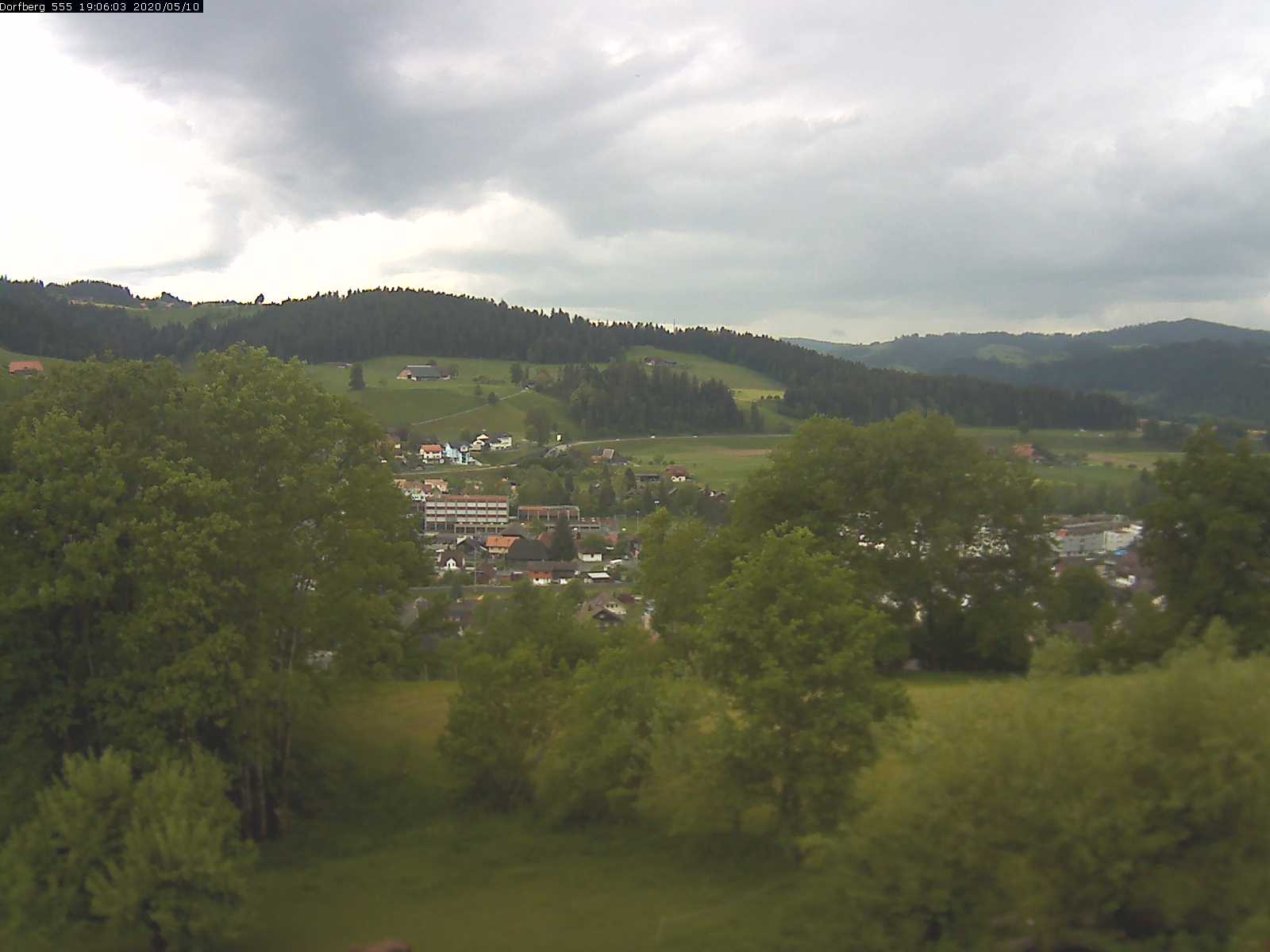 Webcam-Bild: Aussicht vom Dorfberg in Langnau 20200510-190601
